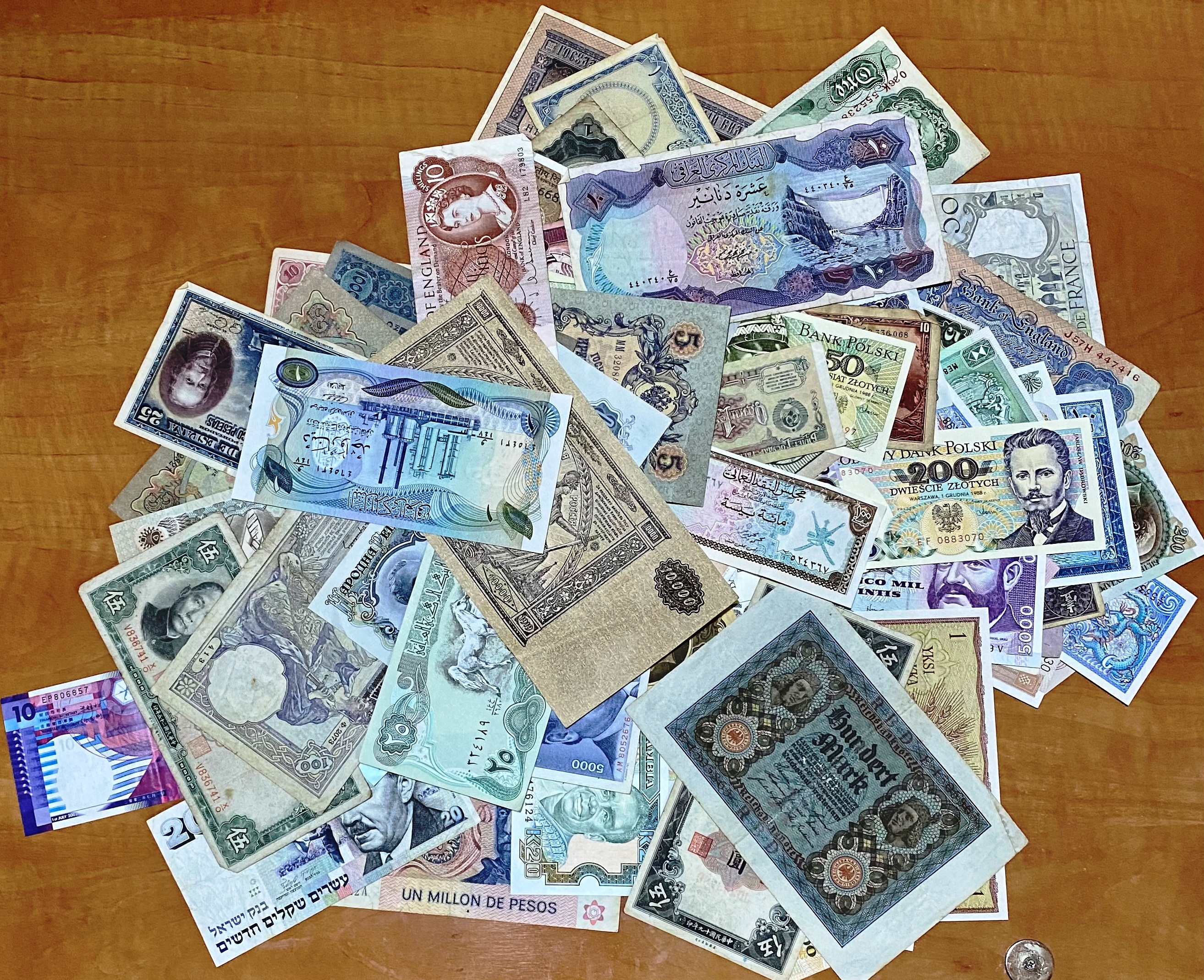 100+ World Banknotes