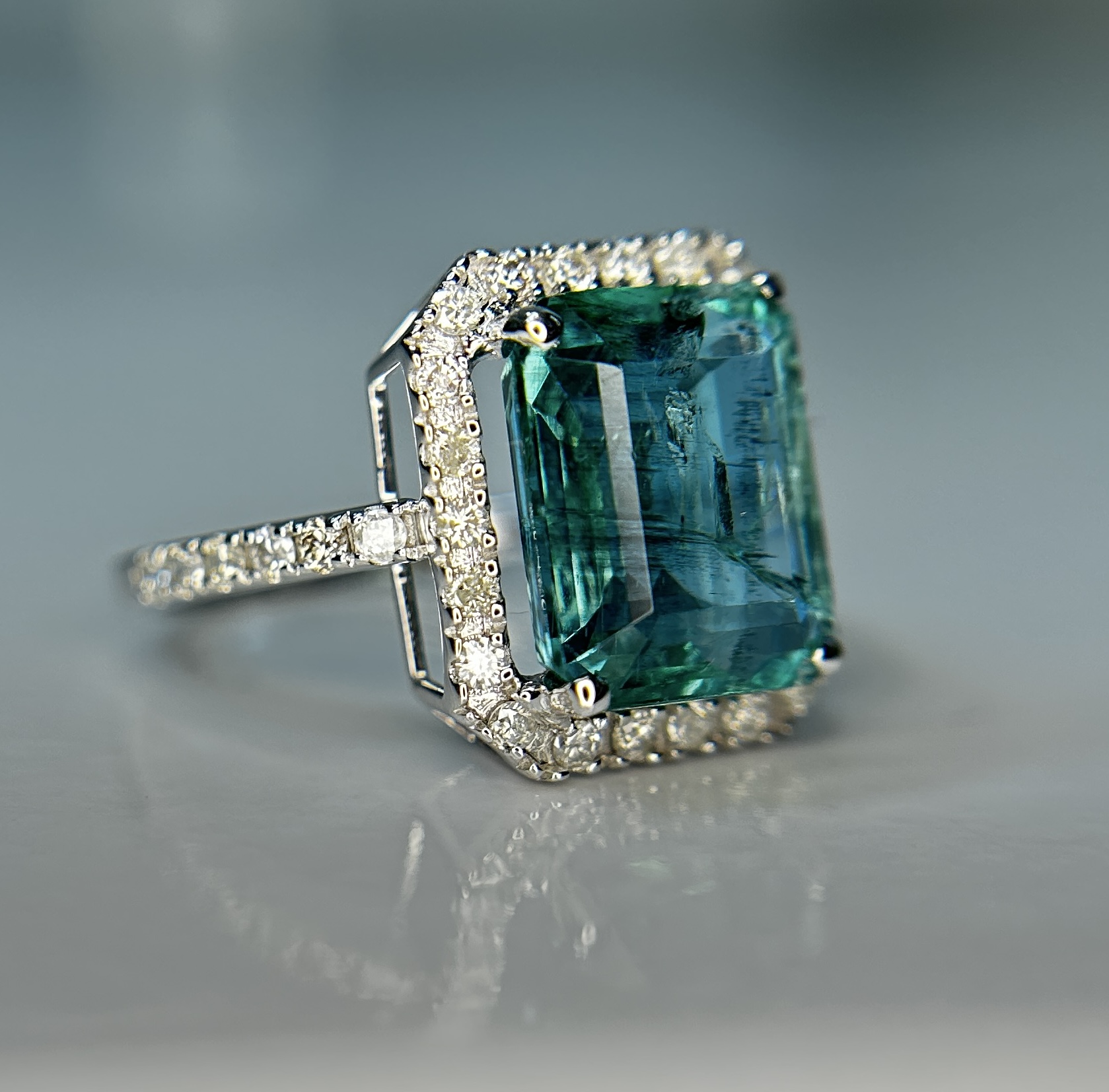 Beautiful Natural Emerald 4.27 CT With Natural Diamonds & 18k Gold
