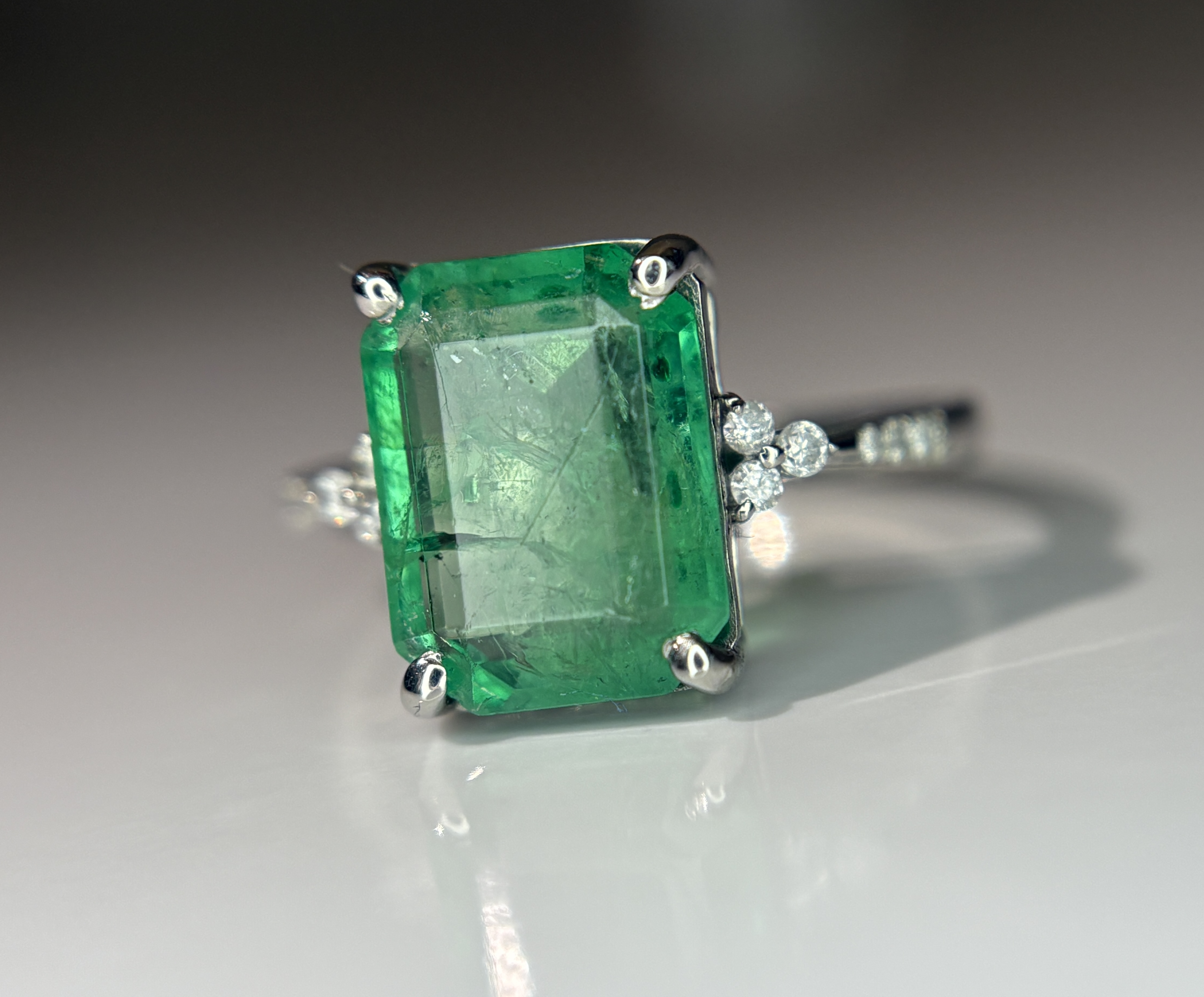 Beautiful 3.15 CT Natural Emerald Ring With Natural Diamonds & Platinum 950