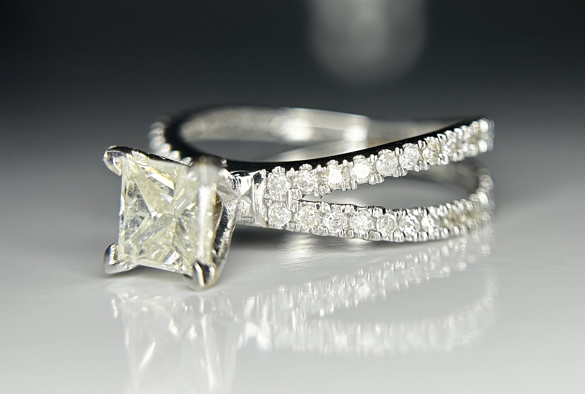 Beautiful 1.17ct Princess Cut Untreated Natural Solitaire Diamond & 18k Gold