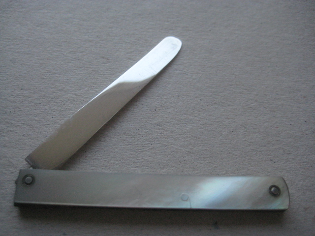 George III Mother of Pearl Hafted Silver Scimitar Bladed Folding Fruit Knife, c1784