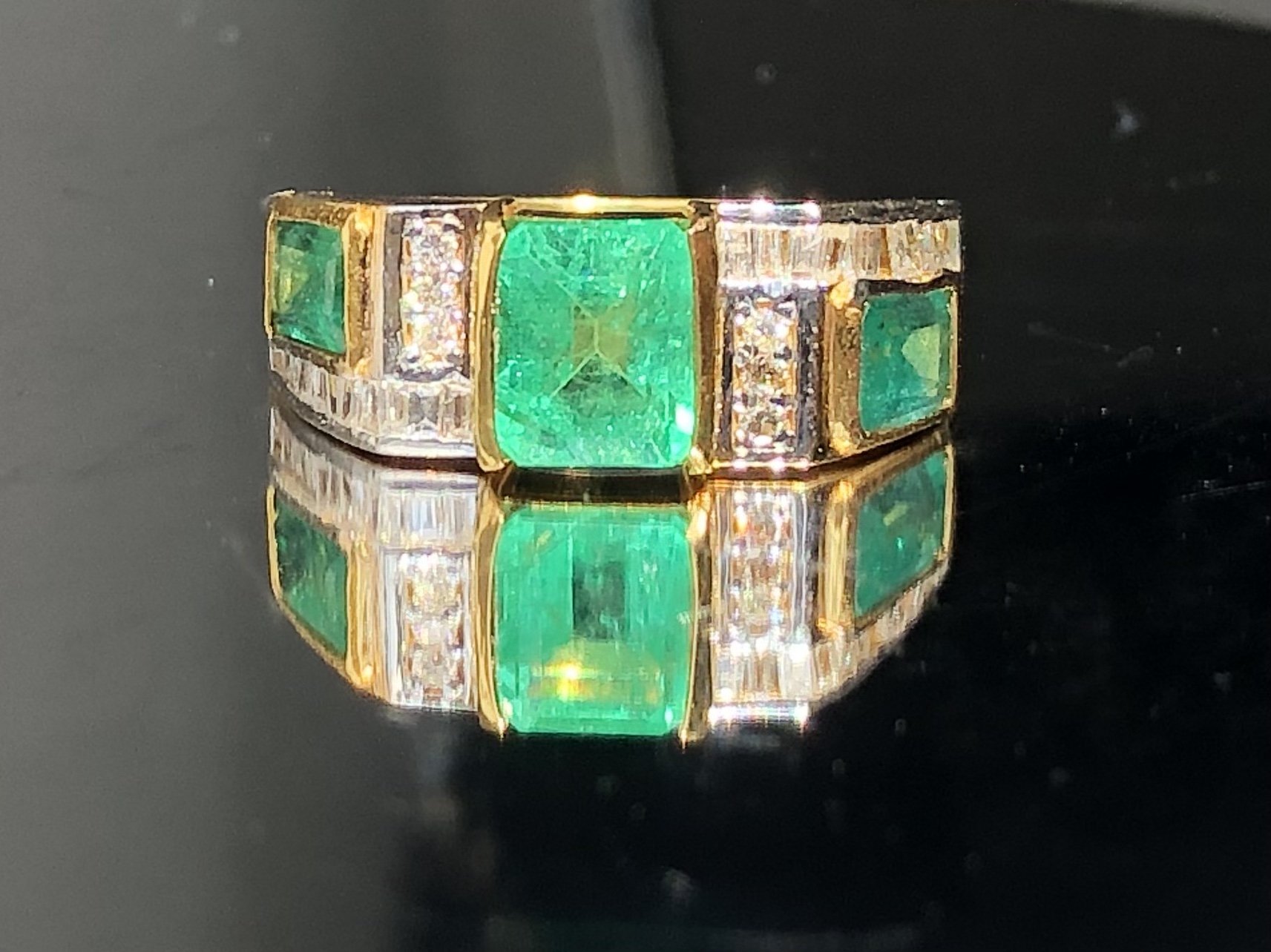 Beautiful 2.80 Carat Natural Emerald Ring With Natural Diamonds and 18k Gold