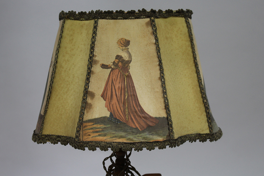 Spinning Wheel Form Table Lamp