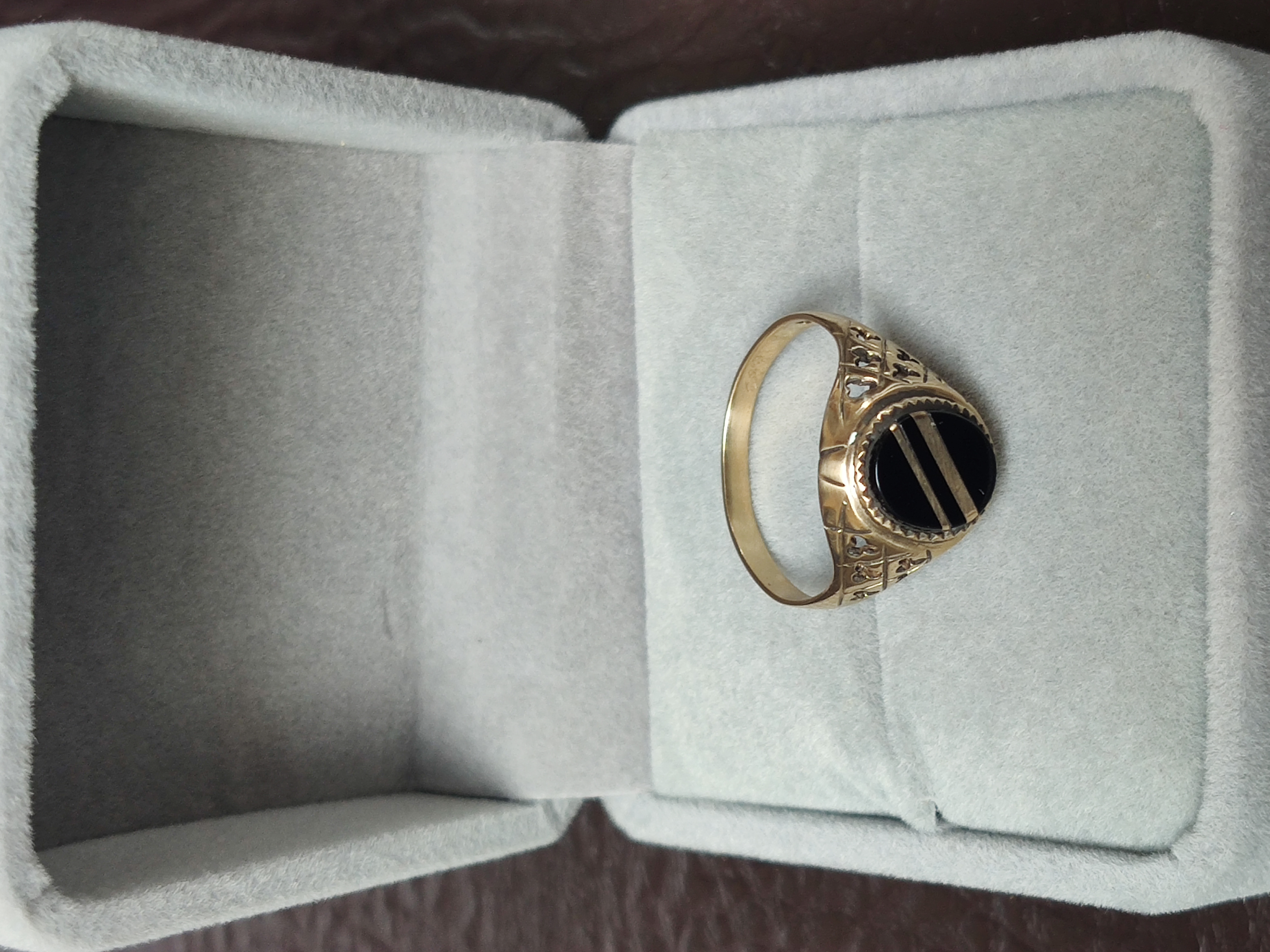 9ct gold onyx gent's ring. Size Q ½.