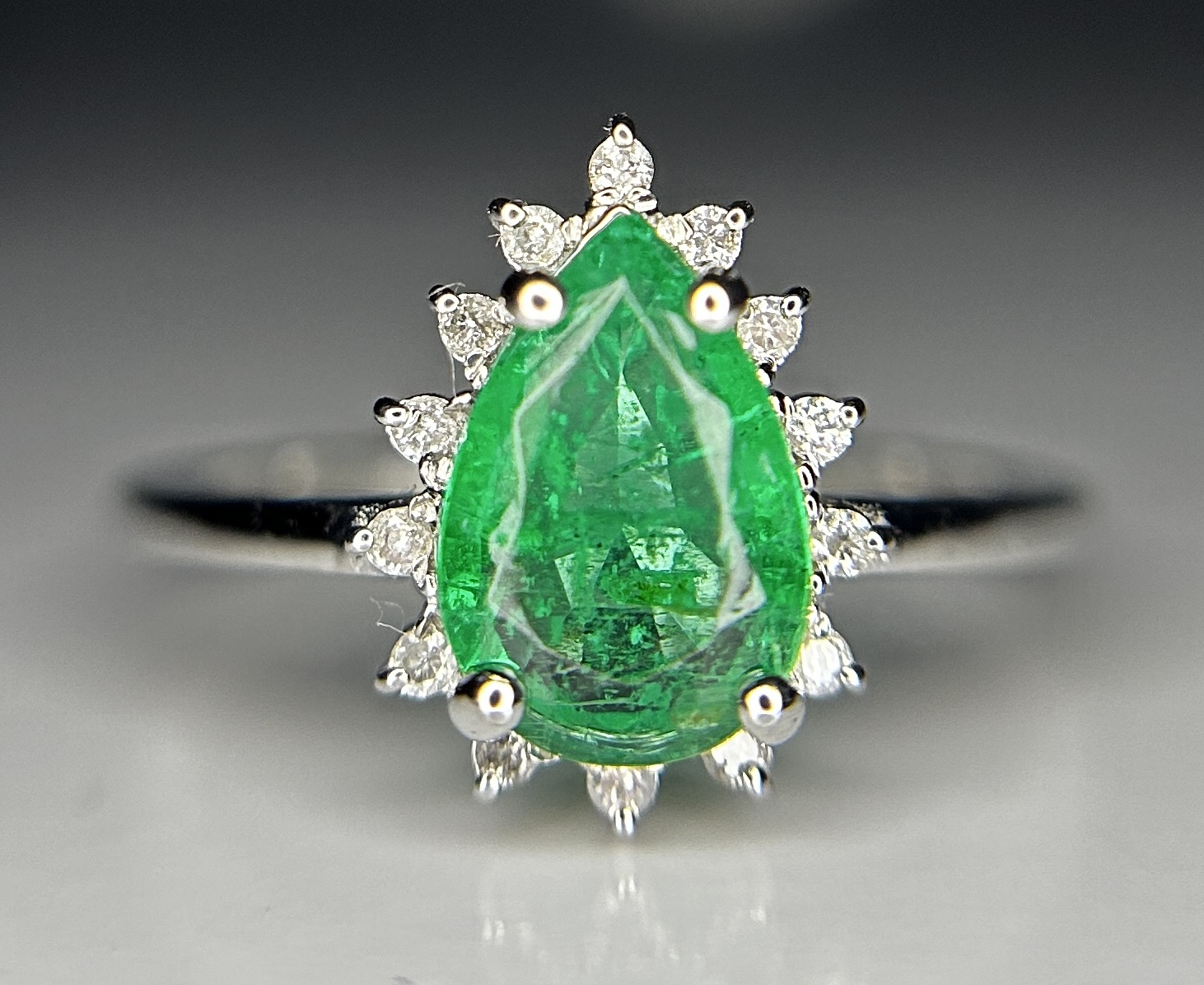 Beautiful 1.18ct Natural Emerald With Natural Diamonds & 18k Gold
