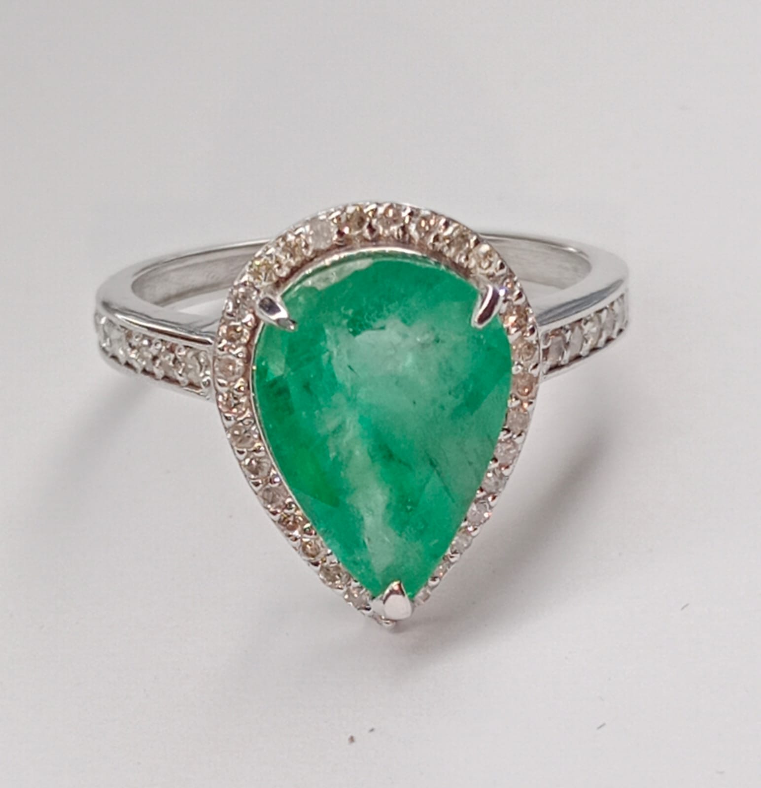 Beautiful 3.06 CT Natural Emerald With Natural Diamonds & 18kGold