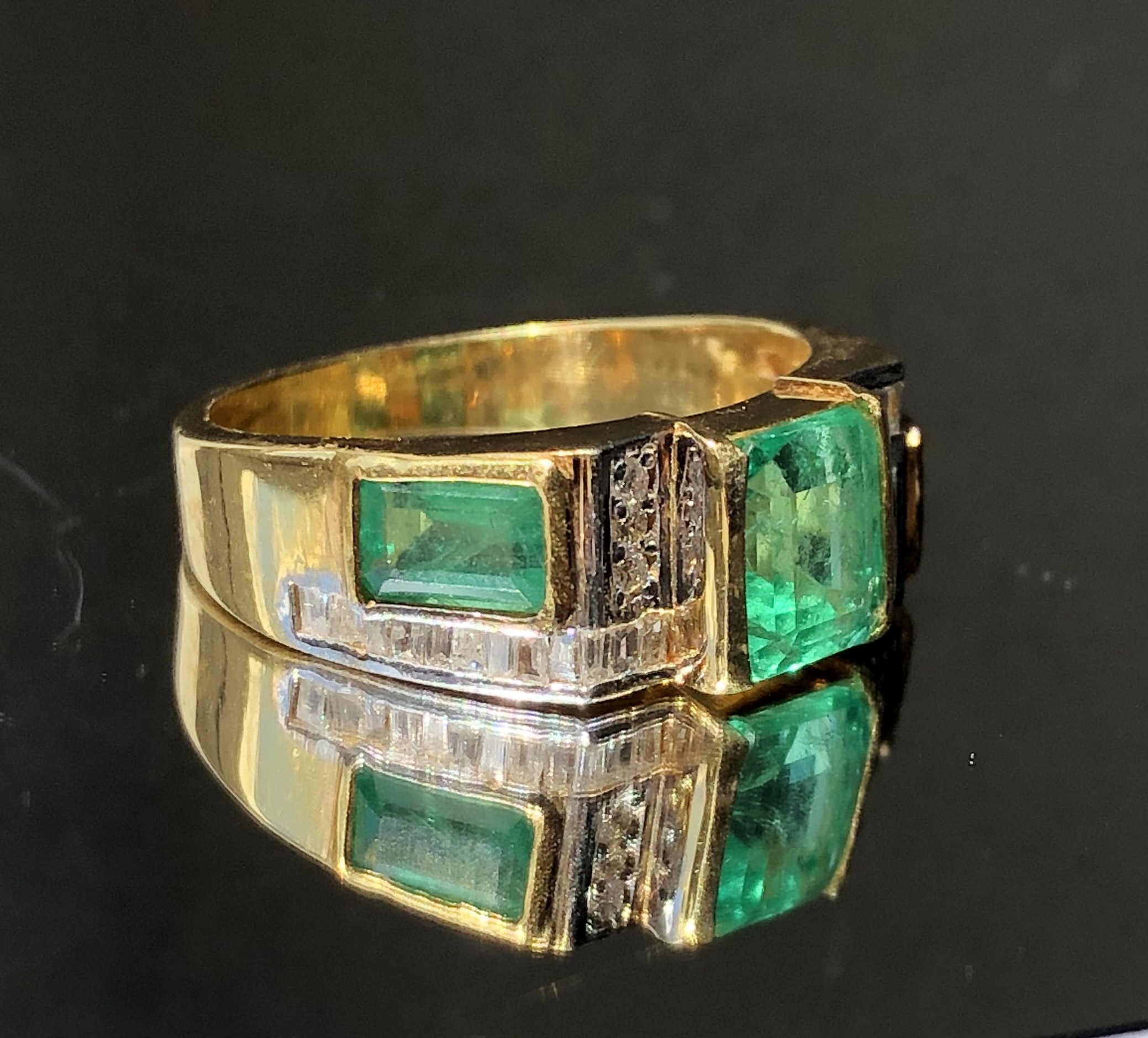 Beautiful 2.80 Carat Natural Emerald Ring With Natural Diamonds and 18k Gold