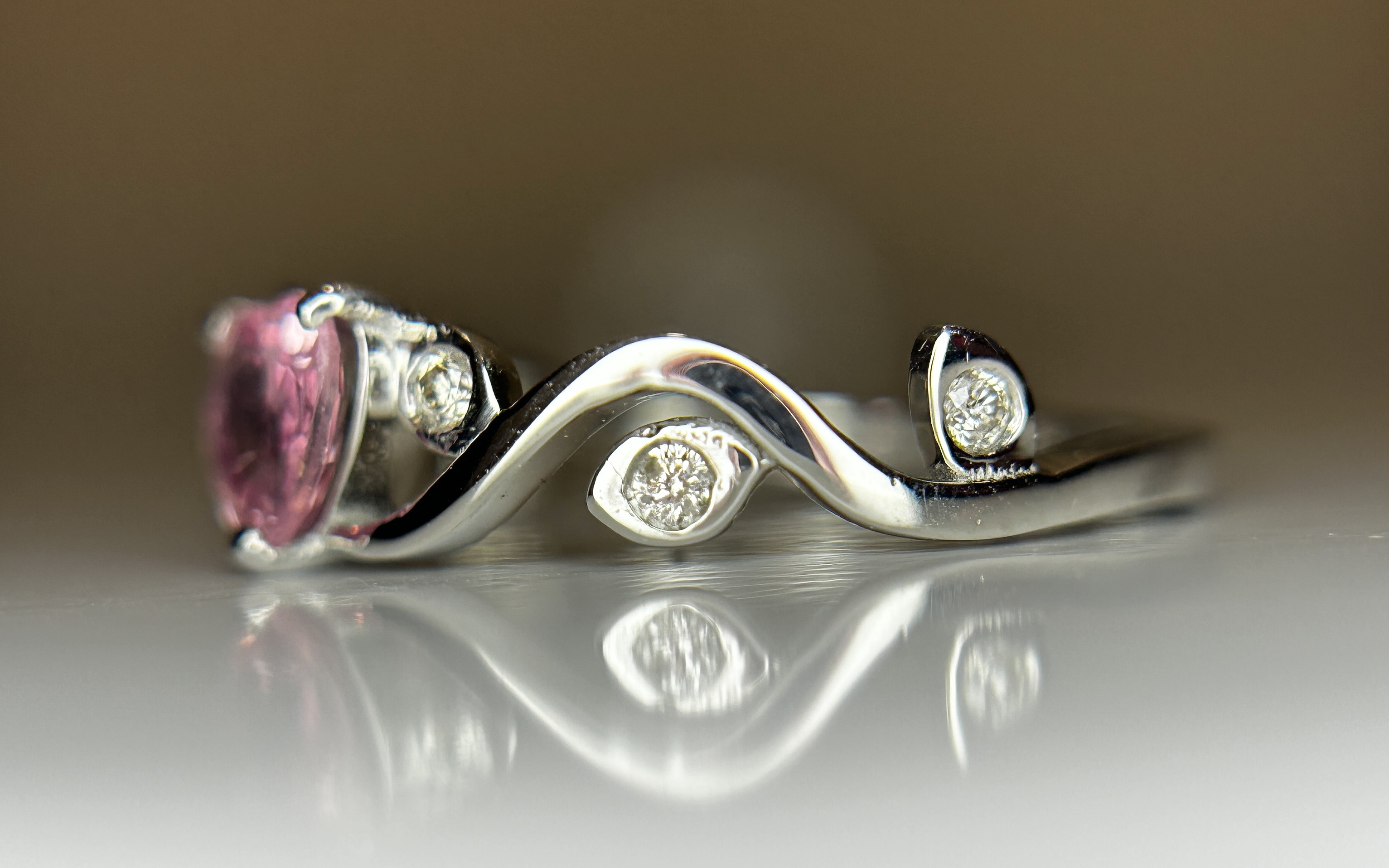 Beautiful 0.48ct Heart Shape Unheated Ceylon Pink Sapphire Diamonds & 950 Platinum