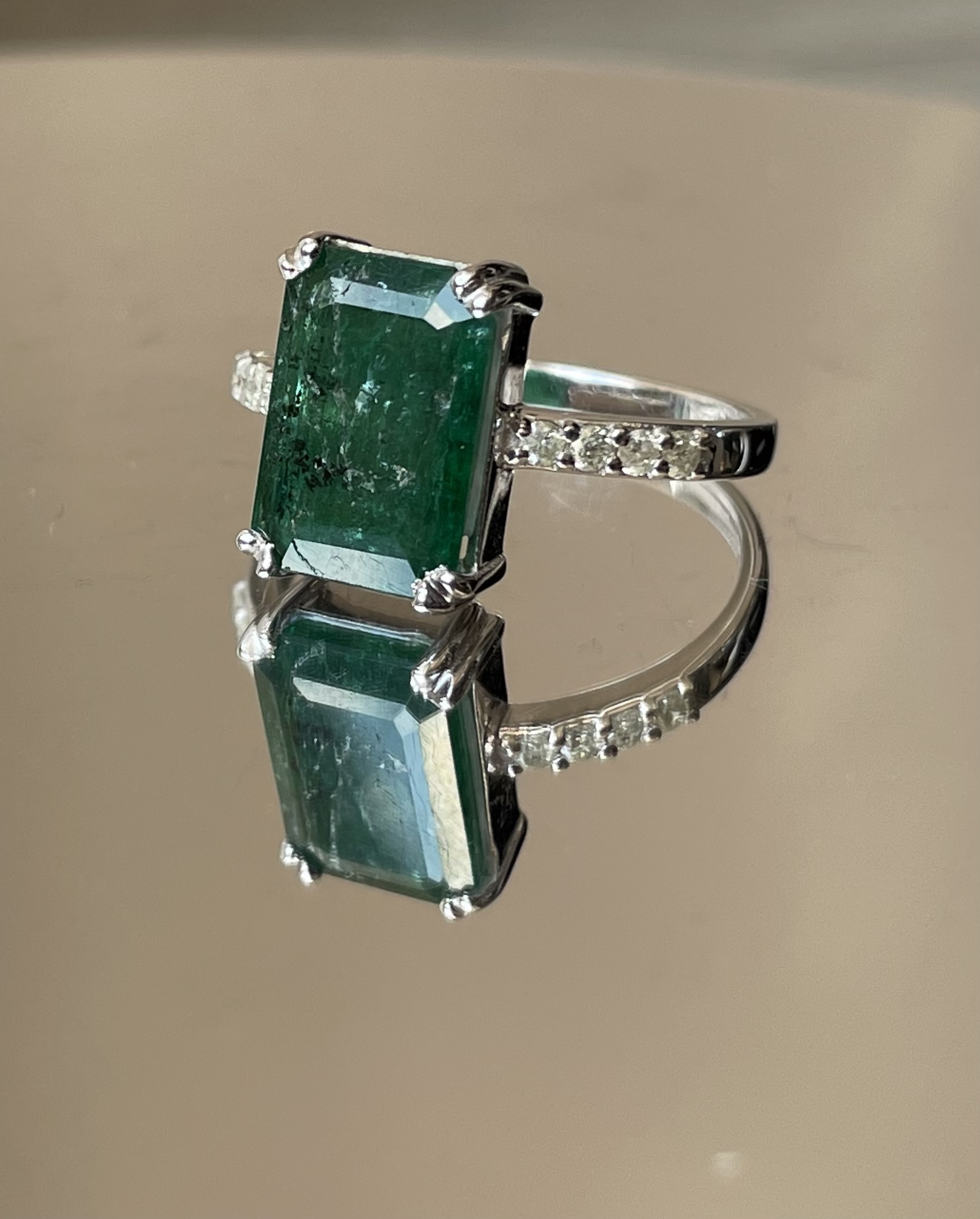 Beautiful 3.46 Carats Natural Emerald Ring Natural Diamonds & 18k Gold