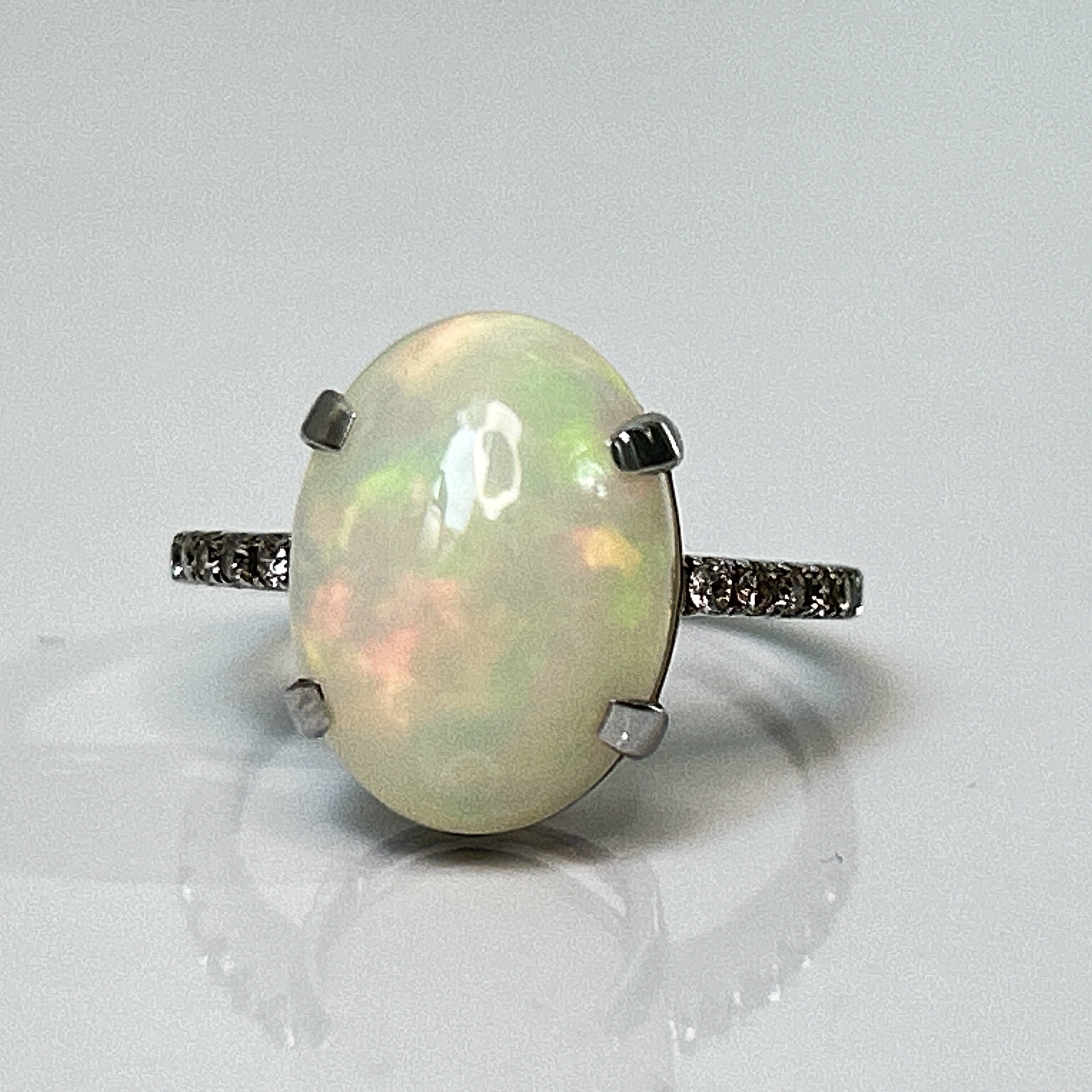 Beautiful Natural Opal 3.86 CT Ring With Natural Diamond and 18k Gold