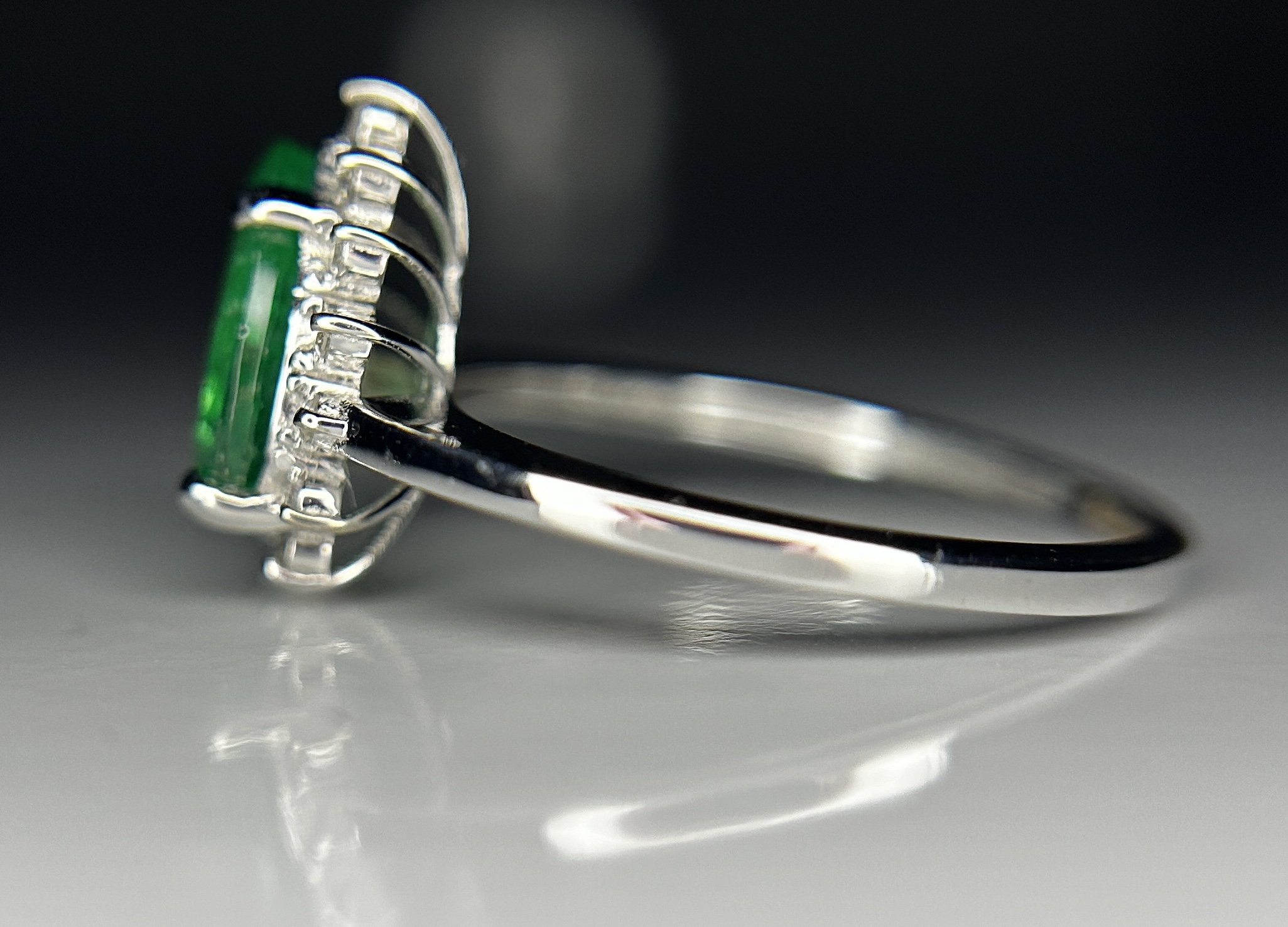 Beautiful 1.18ct Natural Emerald With Natural Diamonds & 18k Gold