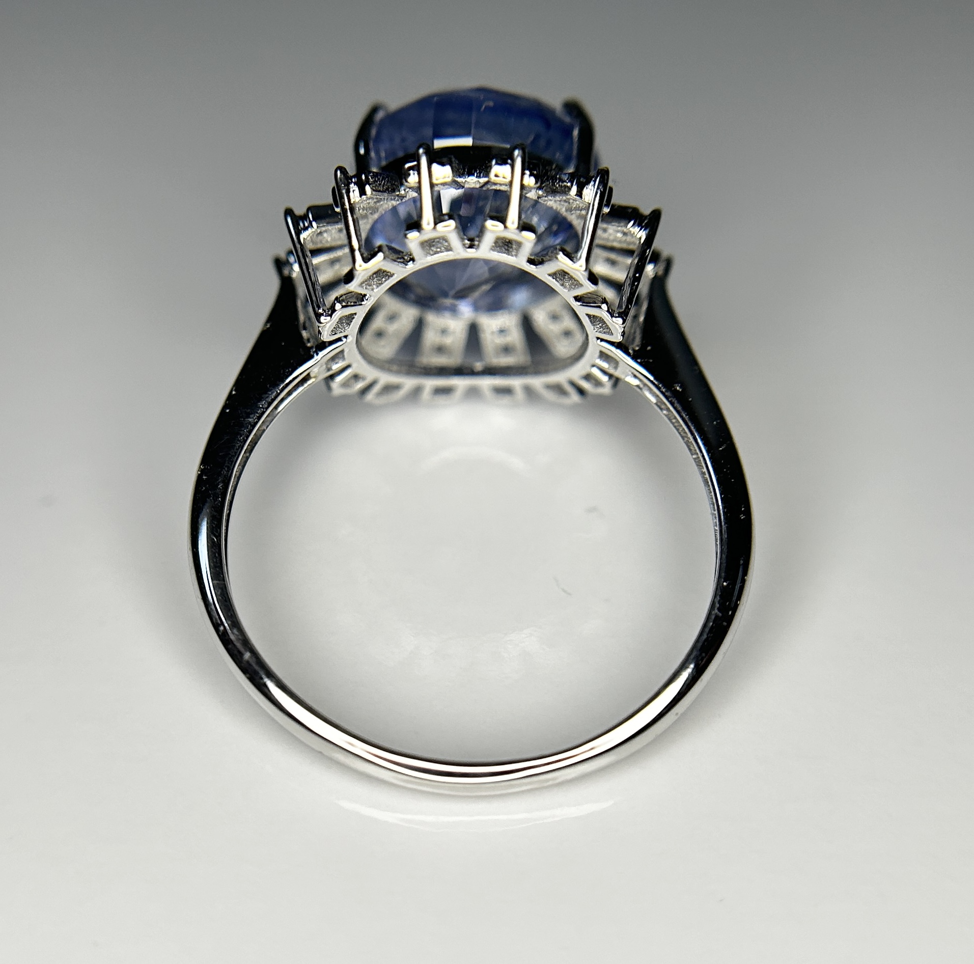 Beautiful 7.90CT Unheated Ceylon Blue Sapphire With Natural Diamonds & 18k Gold