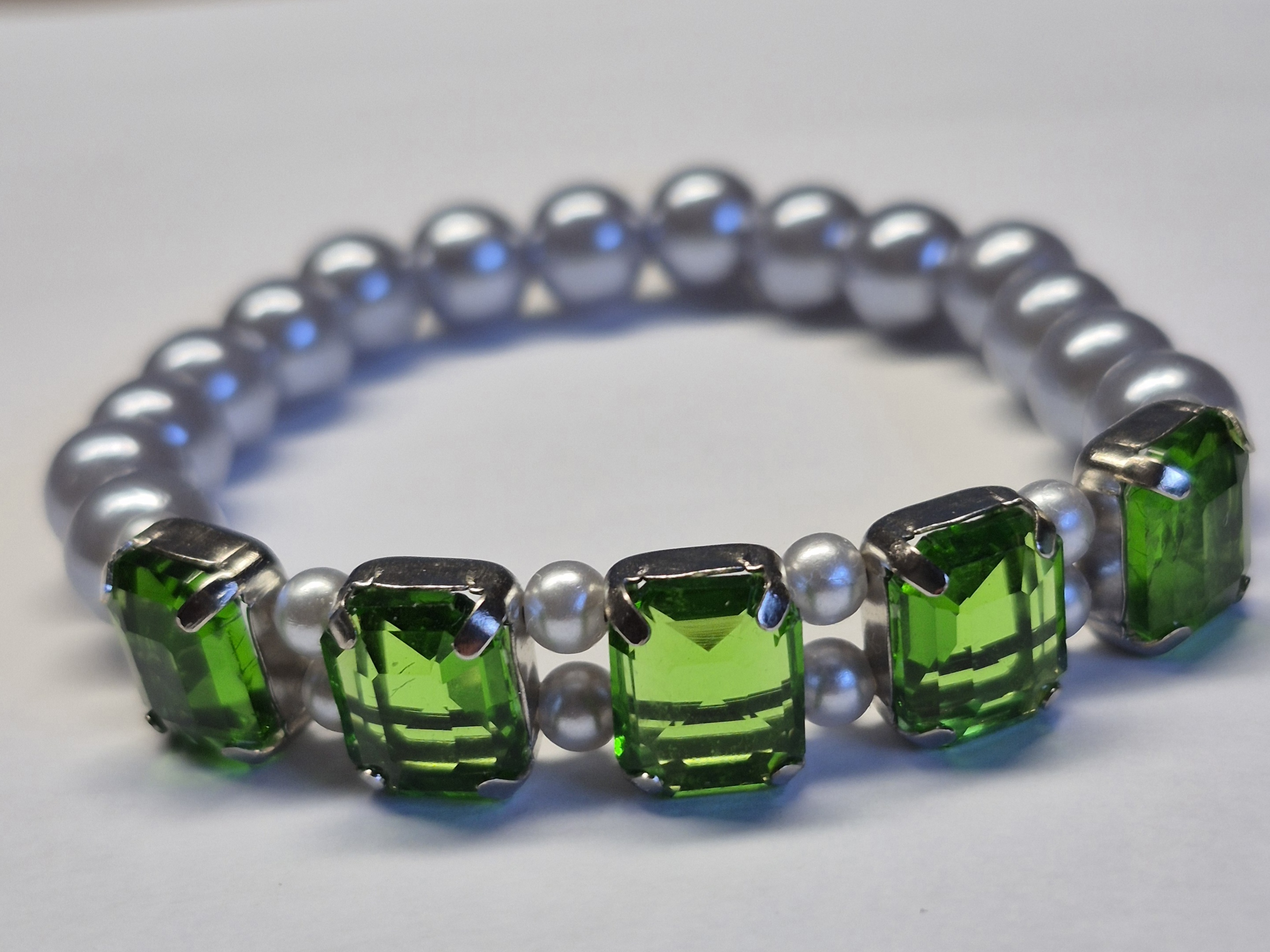 Green Crystal & Grey Pearl Stretch Bracelet – Elegant Statement Design