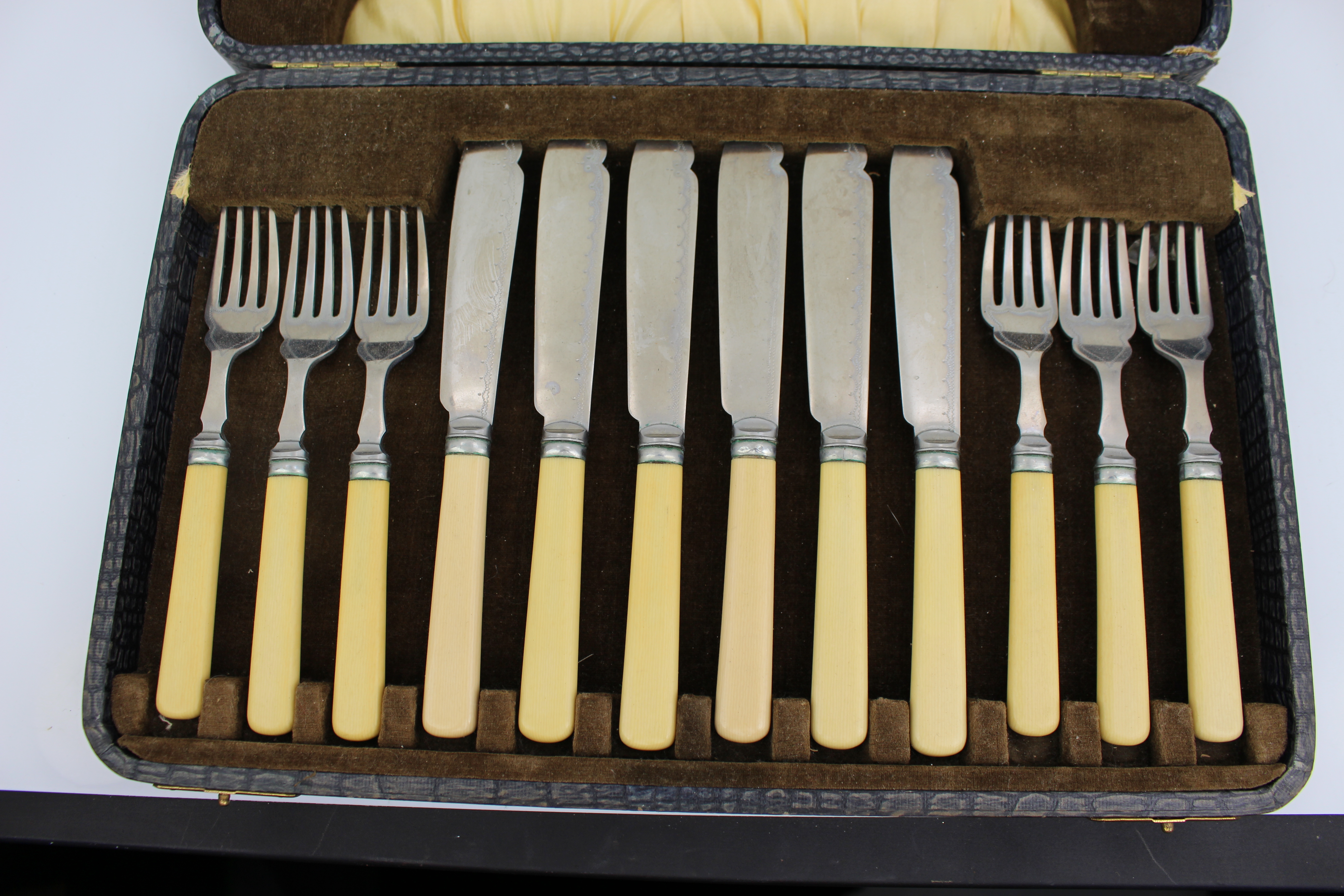 Vintage Trimils & Everwhite Cased Fish Flatware Set