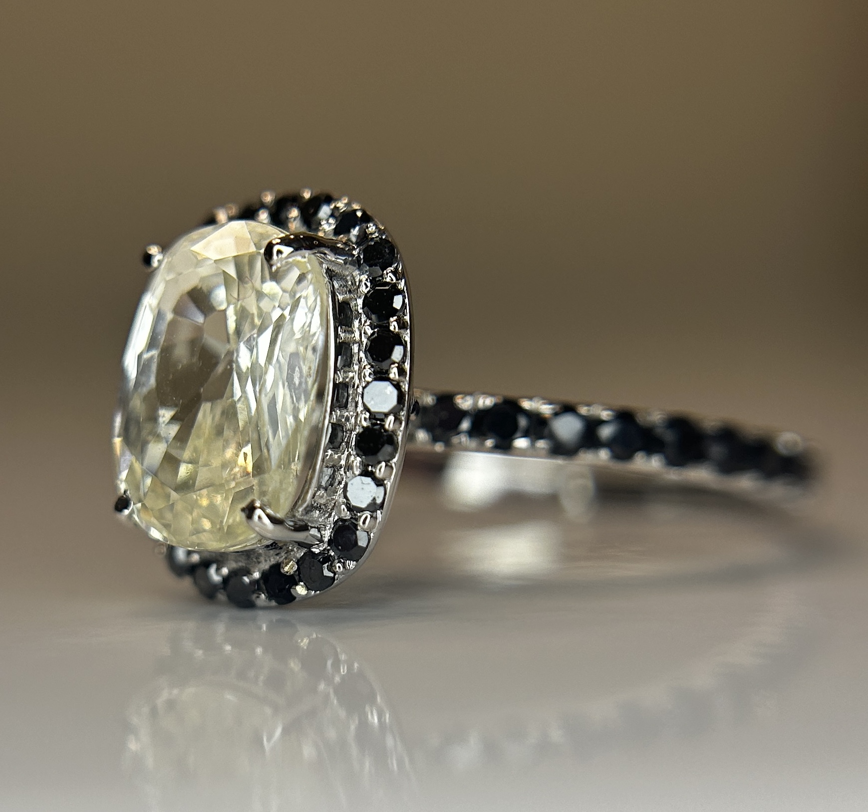Beautiful 3.15CT Natural Ceylon White Sapphire W Natural Diamonds & 18k Gold