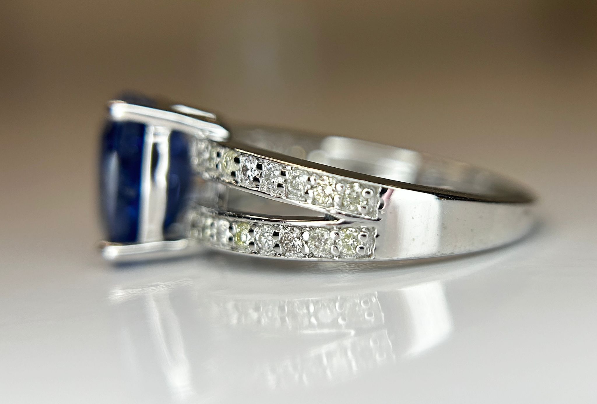 Beautiful 3.16 CT Natural Ceylon Cornflour Blue Sapphire Diamonds & 18k Gold