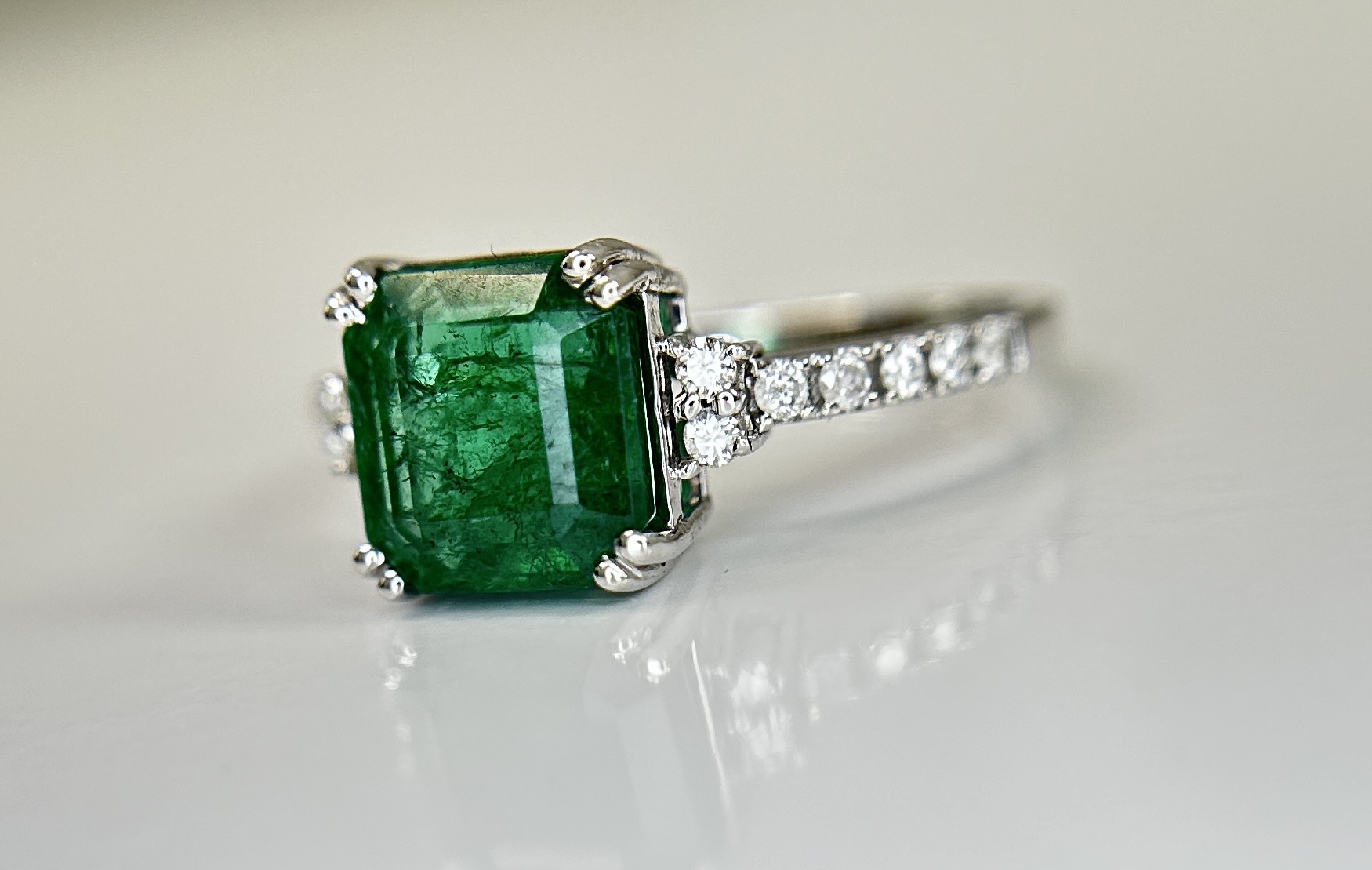 Beautiful Natural Emerald 2.30 CT With Natural Diamonds & 18k Gold