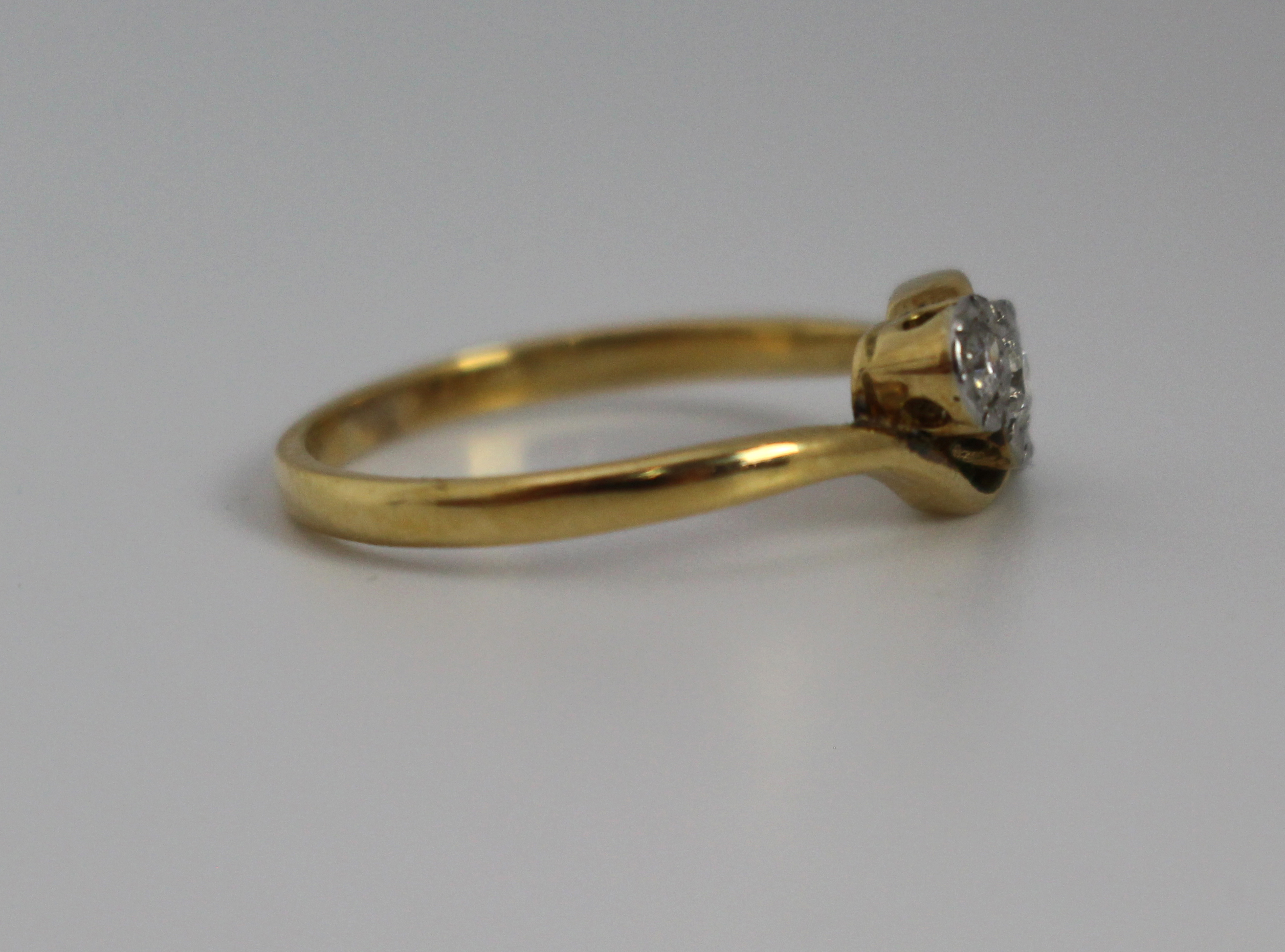 Vintage Diamond Three Stone 18ct Gold Ring