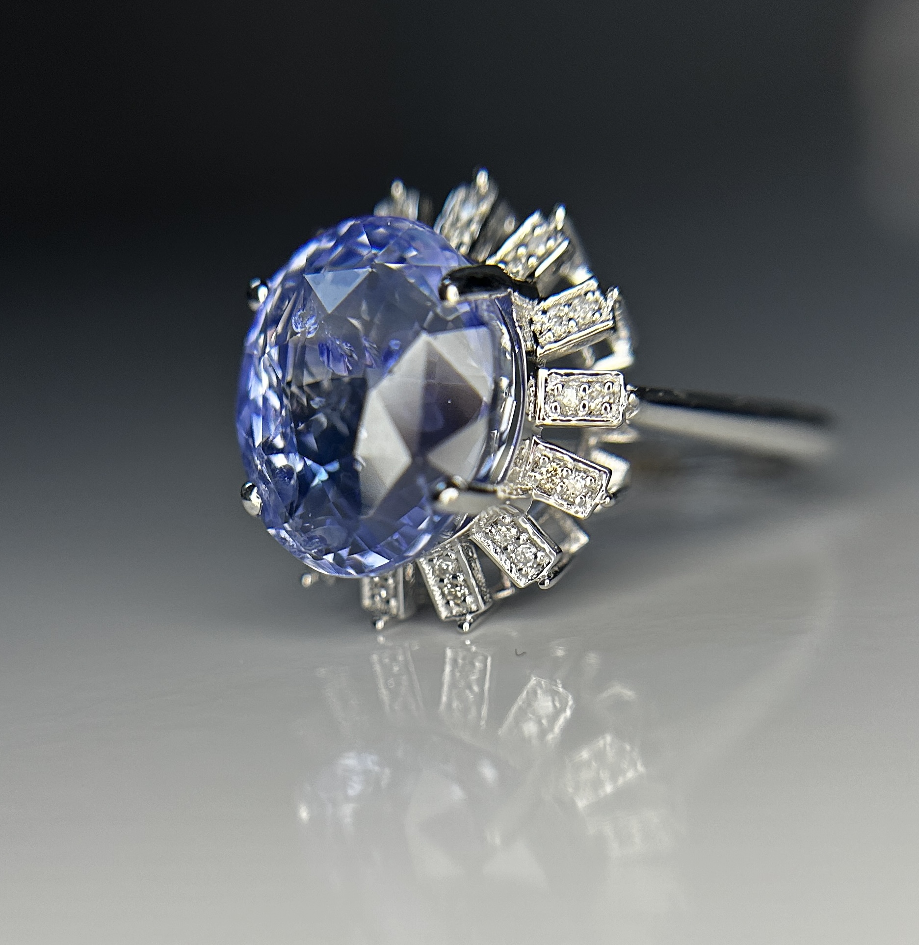 Beautiful 7.90CT Unheated Ceylon Blue Sapphire With Natural Diamonds & 18k Gold