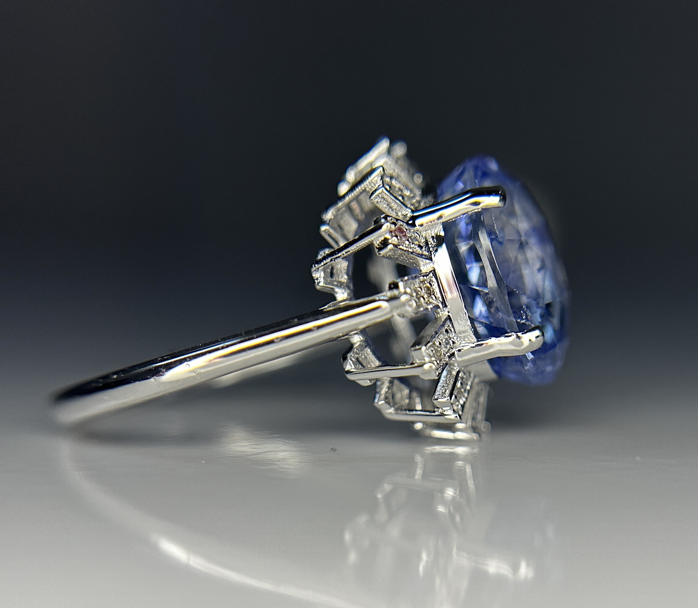 Beautiful 7.90CT Unheated Ceylon Blue Sapphire With Natural Diamonds & 18k Gold