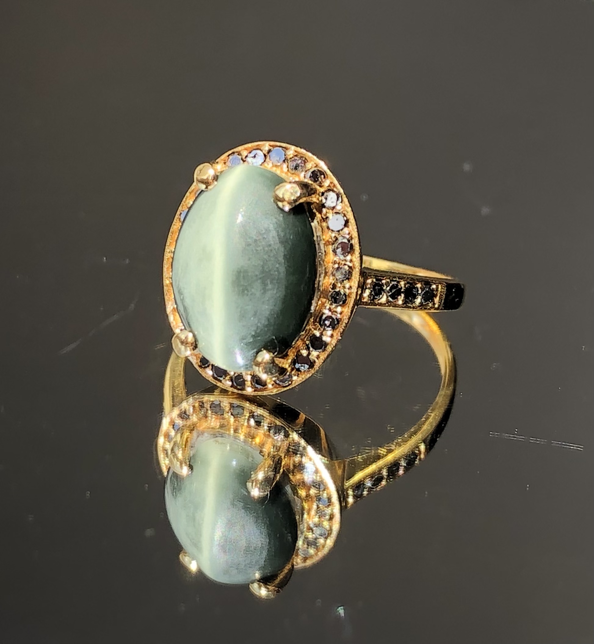 Beautiful Natural 3.05ct Cat’s Eye Ring With Natural Black Diamonds and 18k Gold