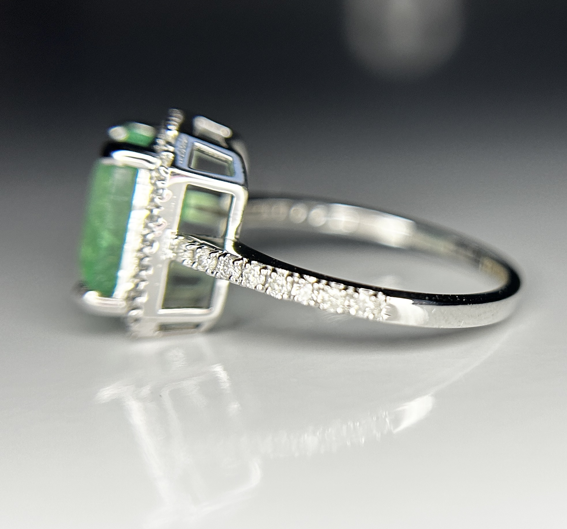 Beautiful 2.59ct Natural Columbian Emerald With Natural Diamonds & 18k Gold