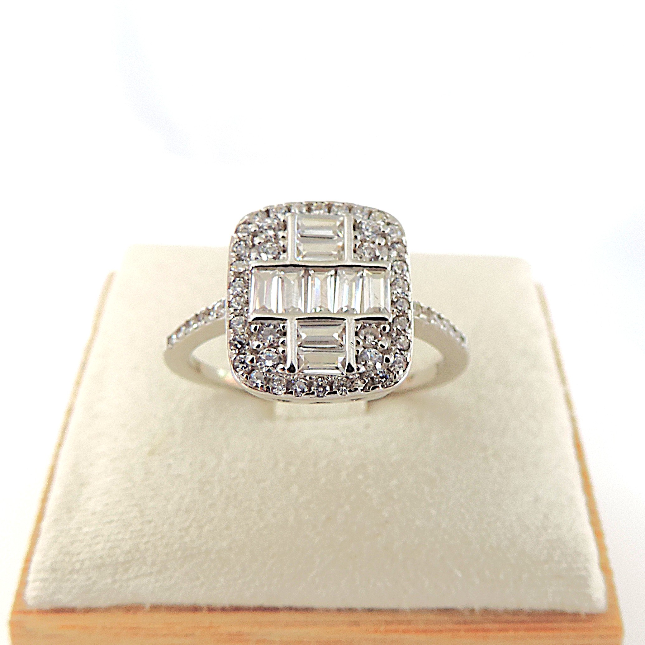 925 Silver White Zircon Gemstone Ring 'New'