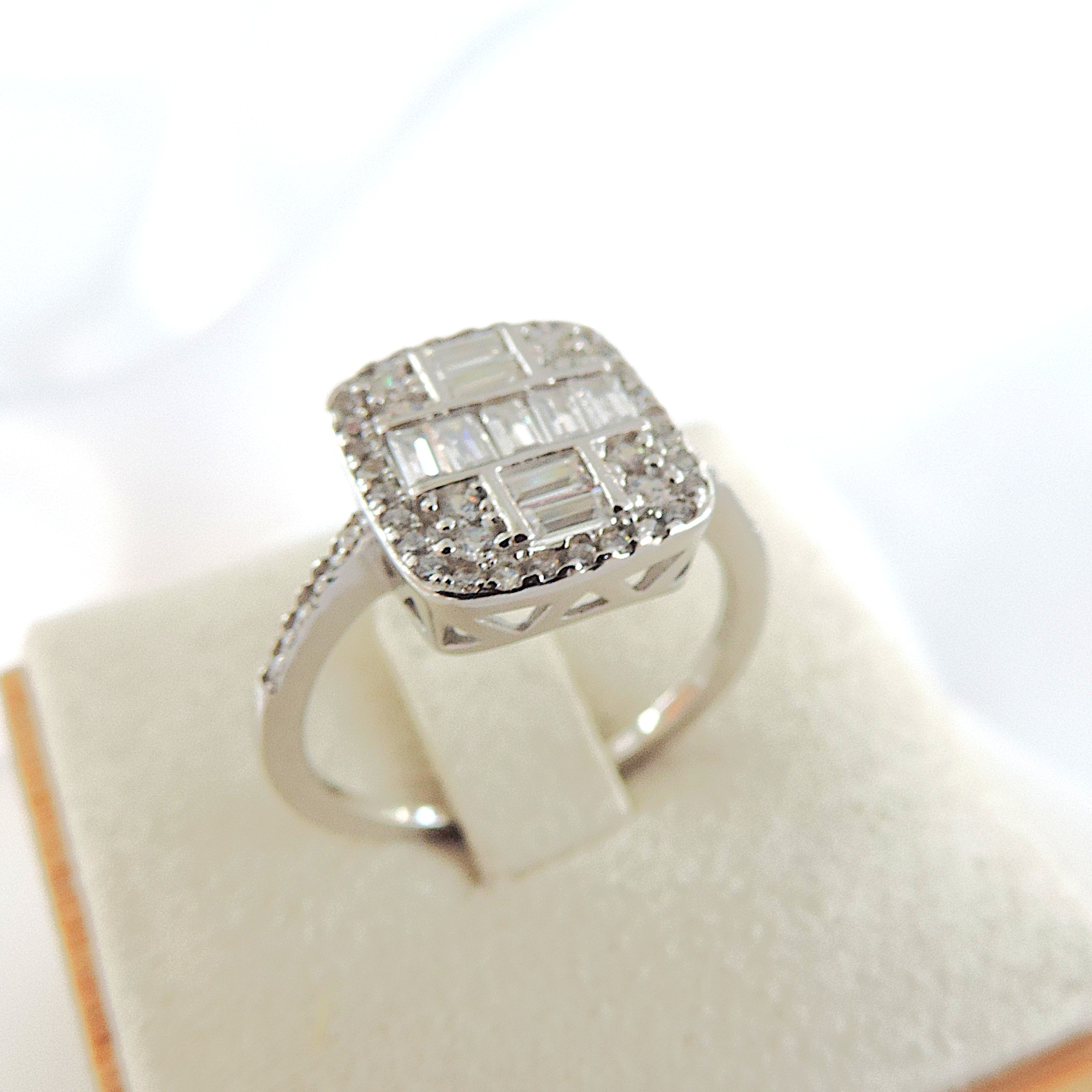 925 Silver White Zircon Gemstone Ring 'New'
