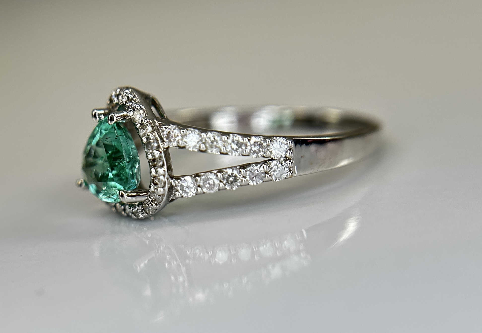 Beautiful Natural Emerald 0.66 CT With Natural Diamonds & 18k Gold