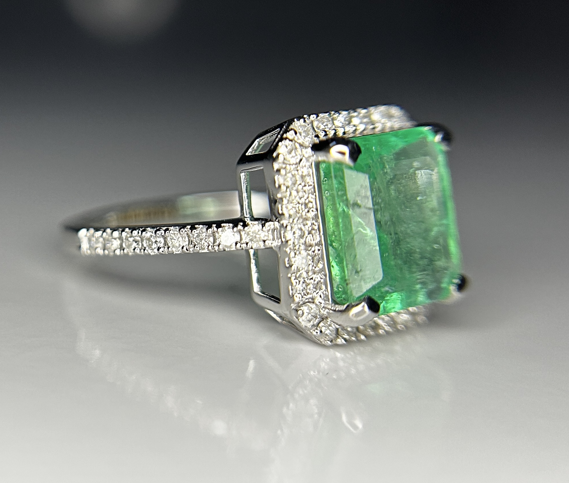Beautiful 2.59ct Natural Columbian Emerald With Natural Diamonds & 18k Gold