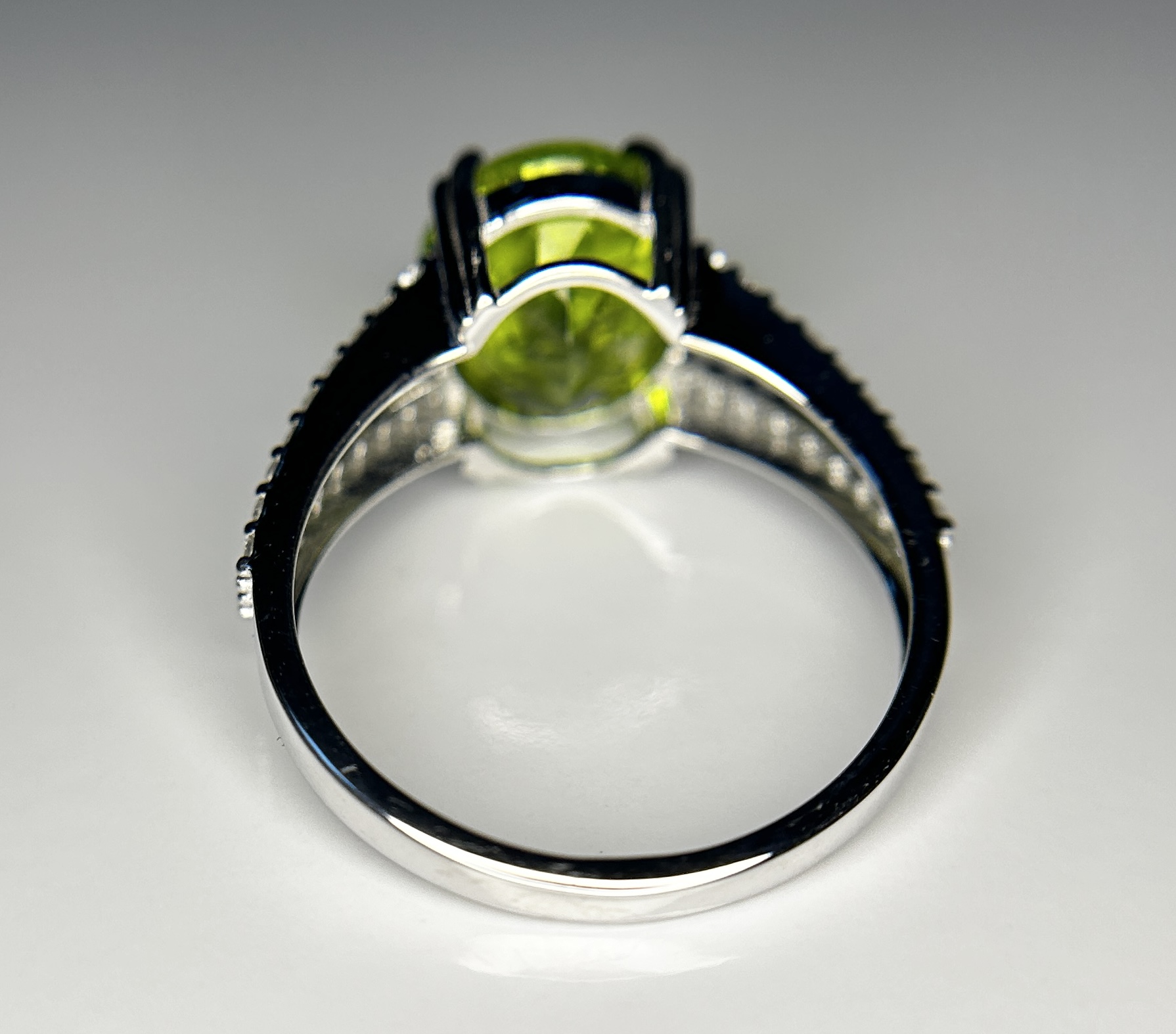 Beautiful 4.41 CT Natural Peridot With Natural Diamonds & 18k Gold