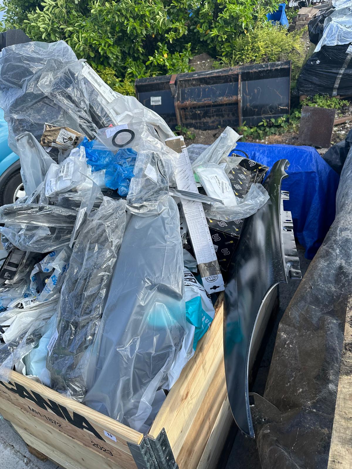 Pallet of Miscellaneous Car Parts Automotive Body Parts RRP £1200