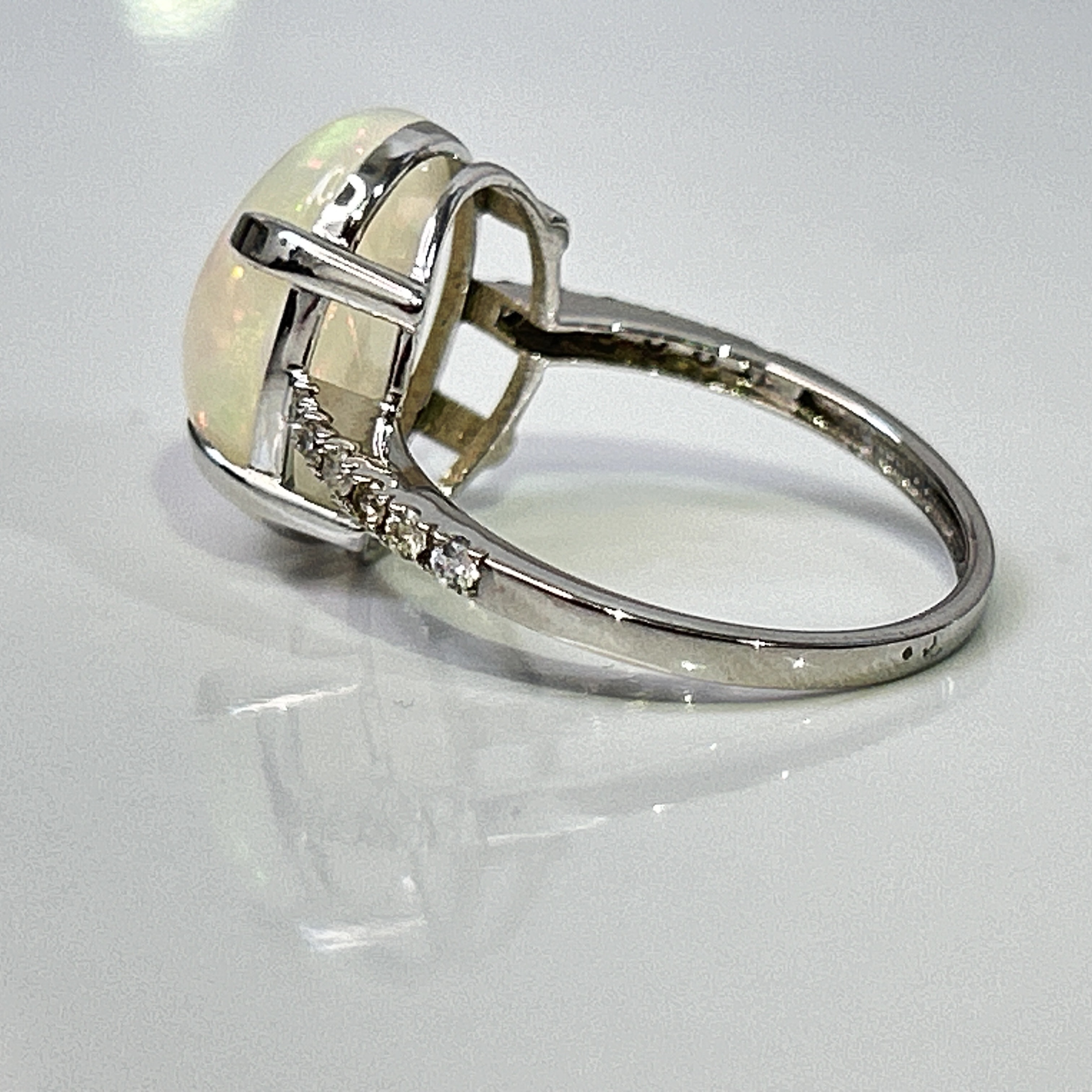 Beautiful Natural Opal 3.86 CT Ring With Natural Diamond and 18k Gold