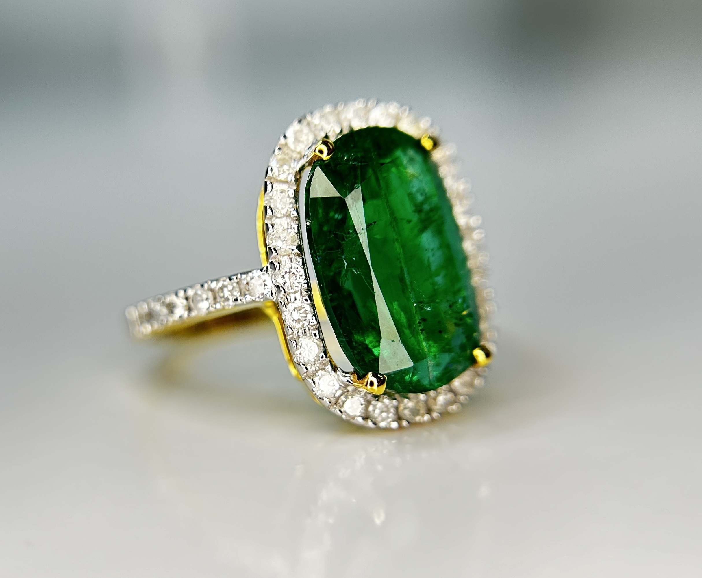 Beautiful Natural Emerald 3.90 CT With Natural Diamonds & 18k Gold
