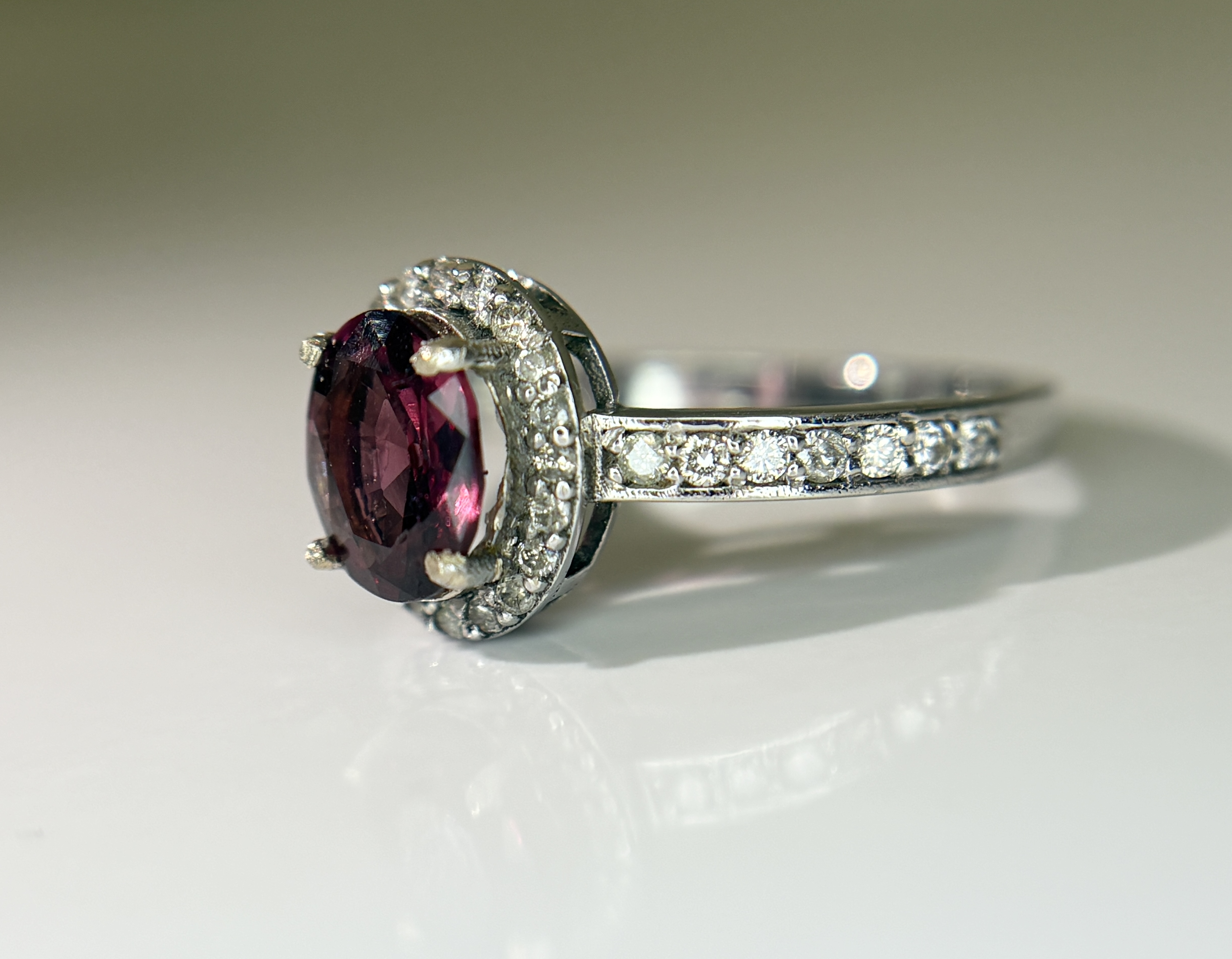 Beautiful Natural 1.00 Ct Spinel Ring With Diamonds and 18k Gold
