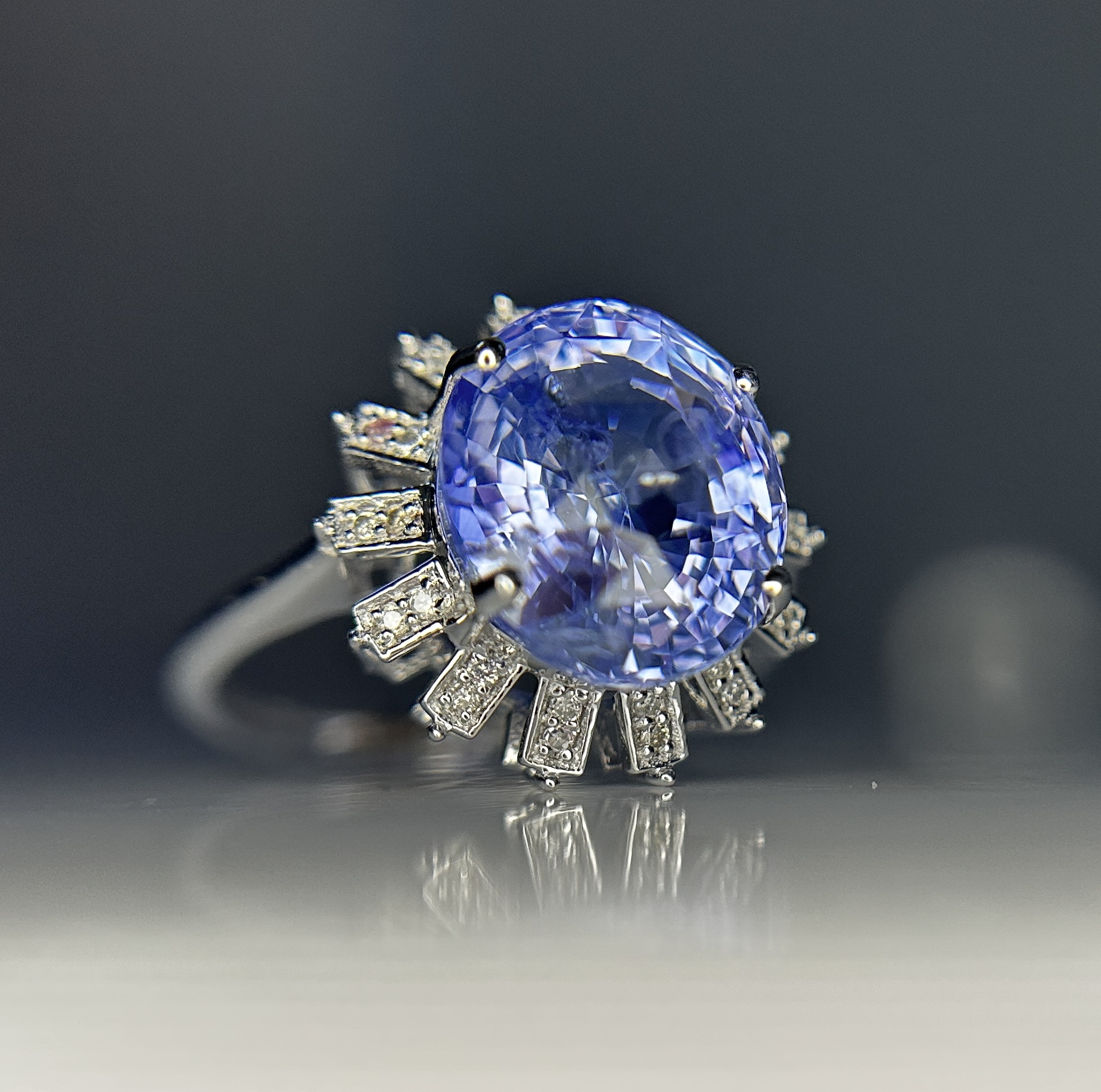 Beautiful 7.90CT Unheated Ceylon Blue Sapphire With Natural Diamonds & 18k Gold