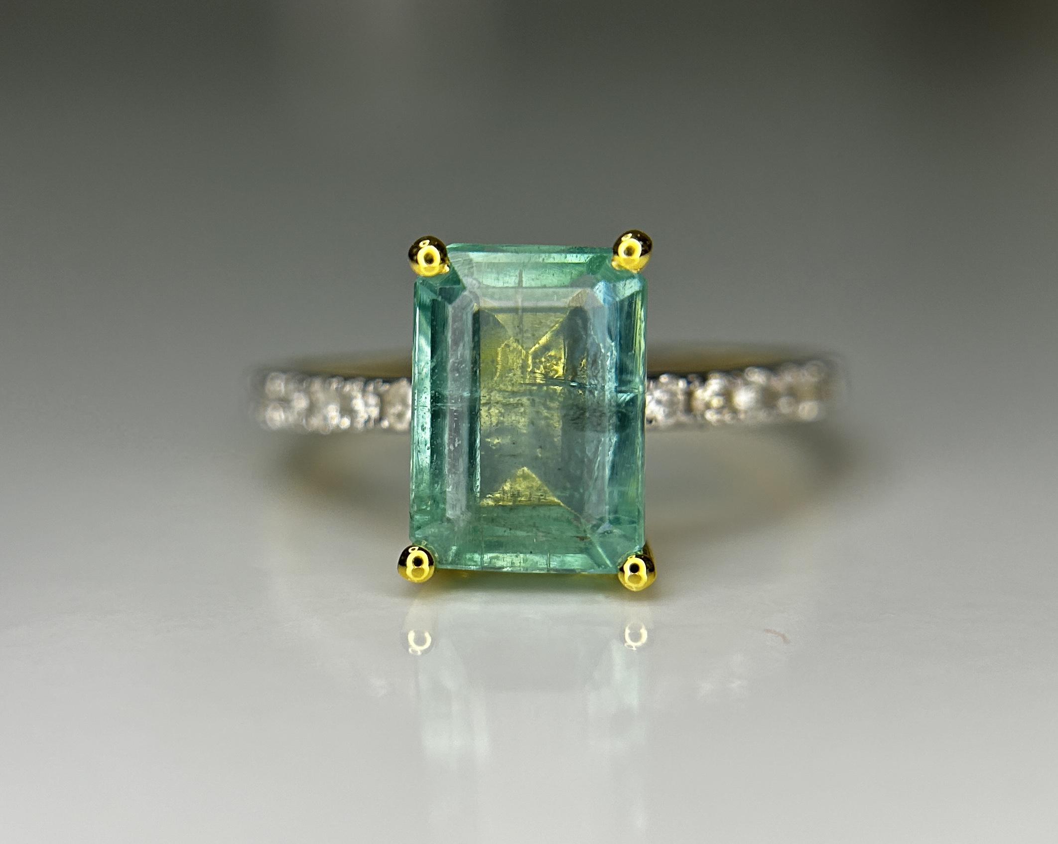 Beautiful Natural Emerald 2.68 CT With Natural Diamonds & 18k Gold