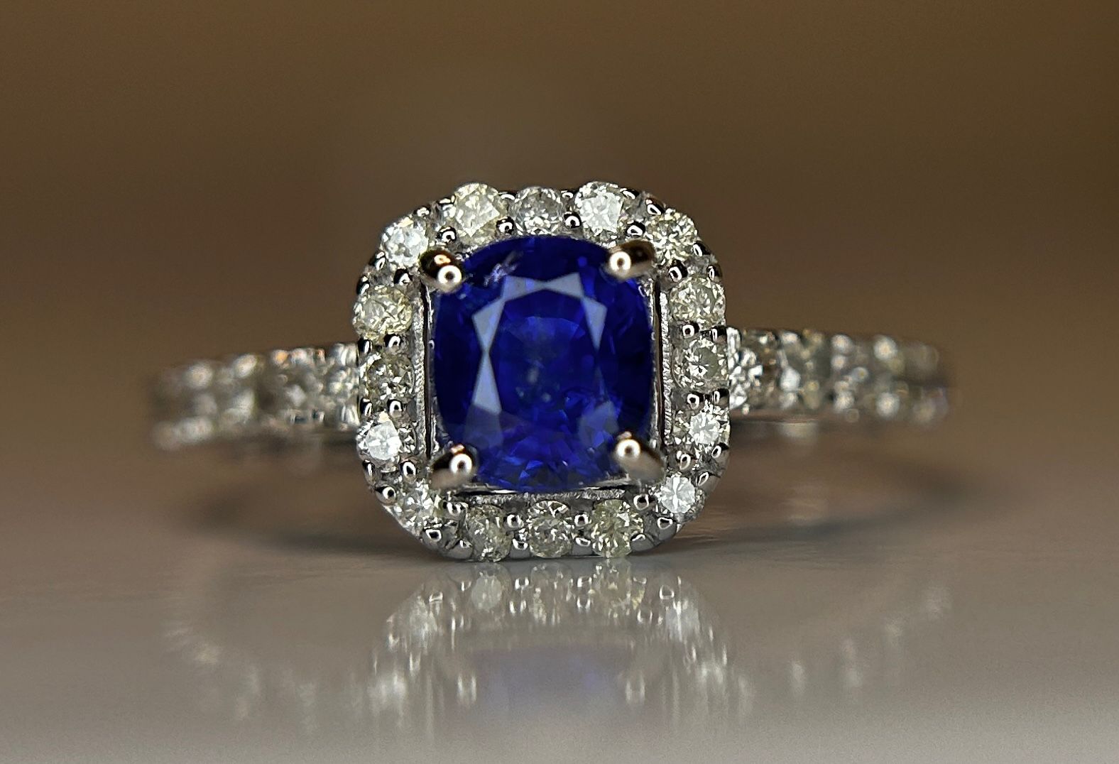 Beautiful Natural Ceylon Royal Blue Sapphire W Natural Diamonds & 18k Gold