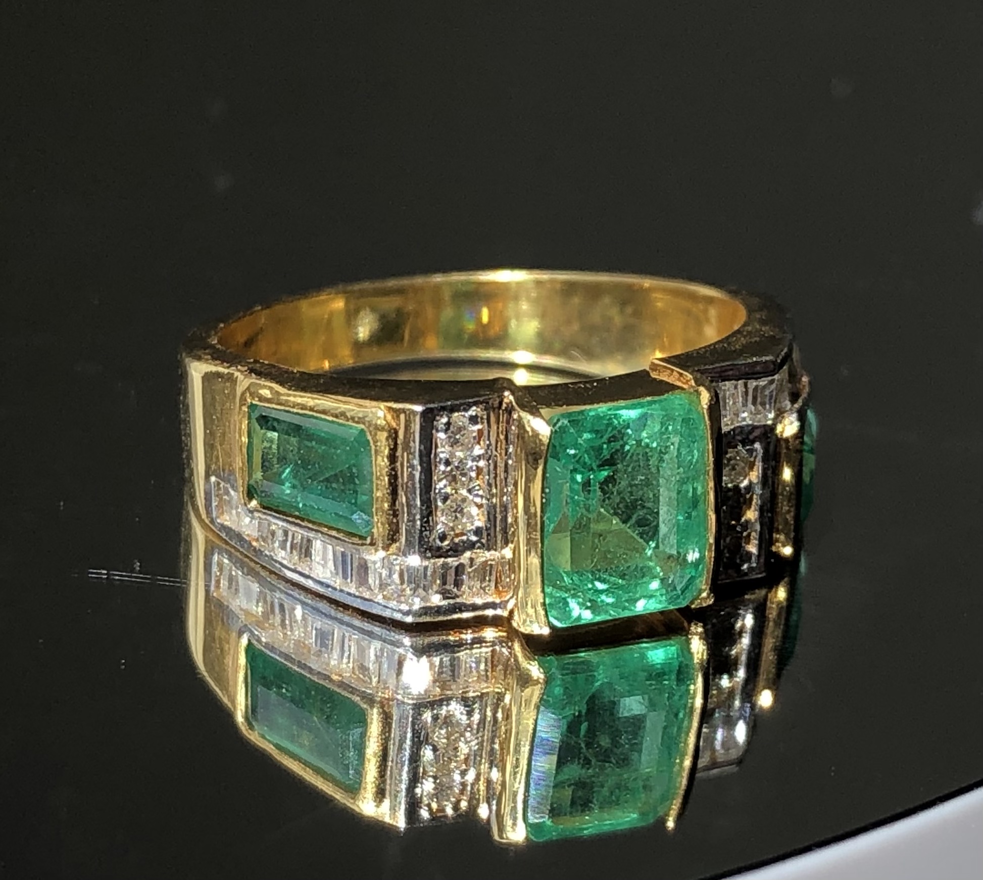 Beautiful 2.80 Carat Natural Emerald Ring With Natural Diamonds and 18k Gold