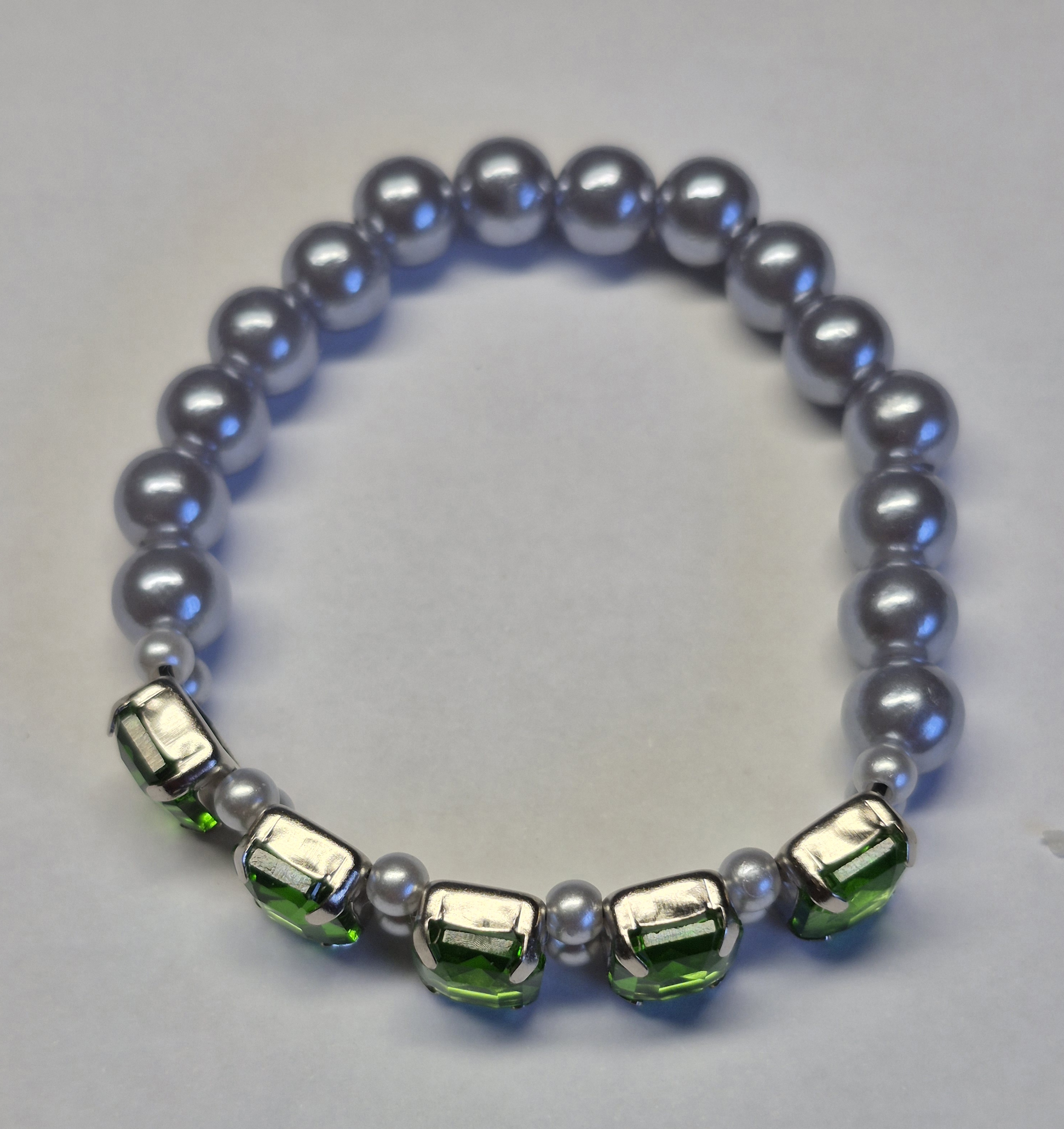 Green Crystal & Grey Pearl Stretch Bracelet – Elegant Statement Design