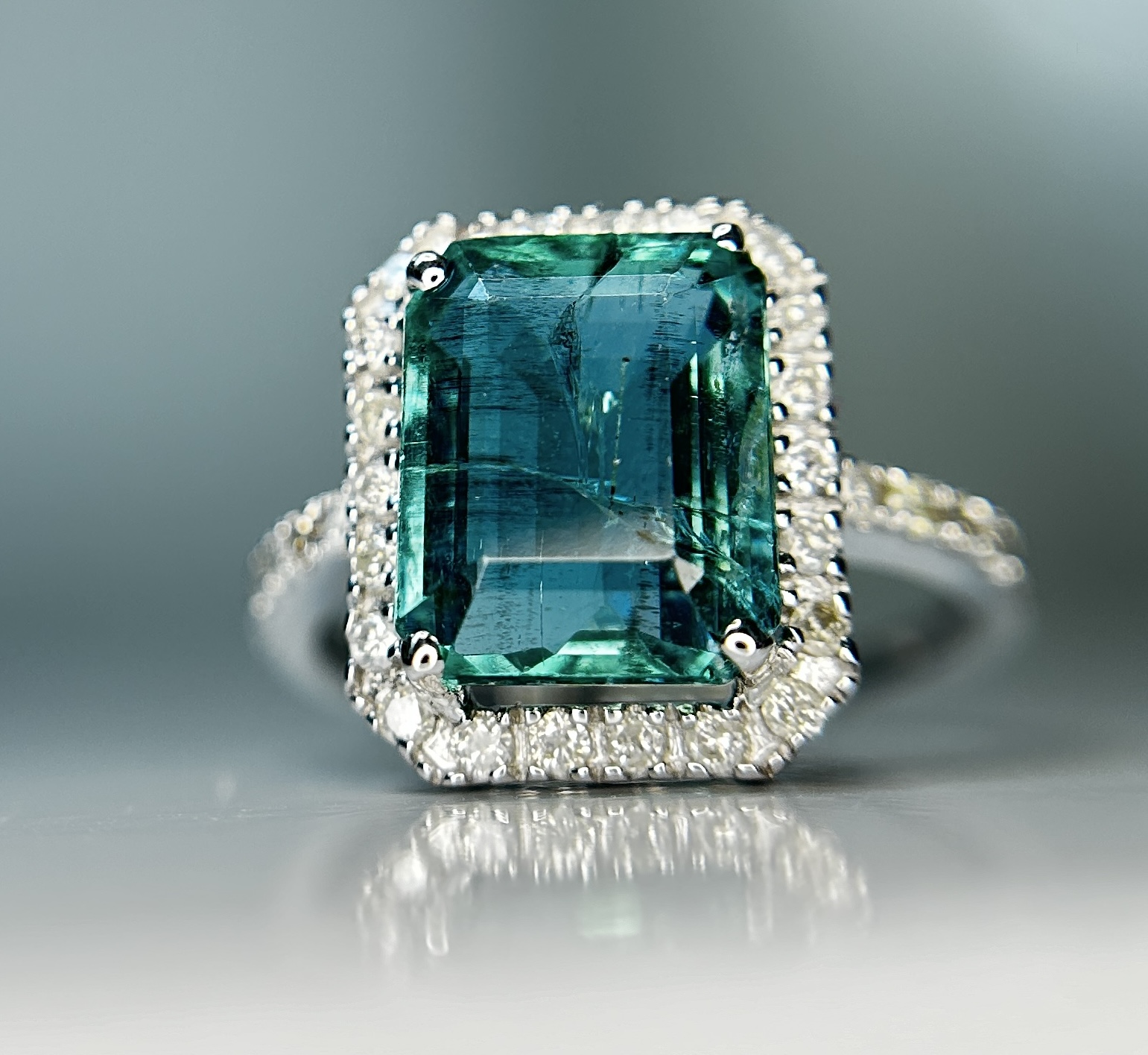 Beautiful Natural Emerald 4.27 CT With Natural Diamonds & 18k Gold