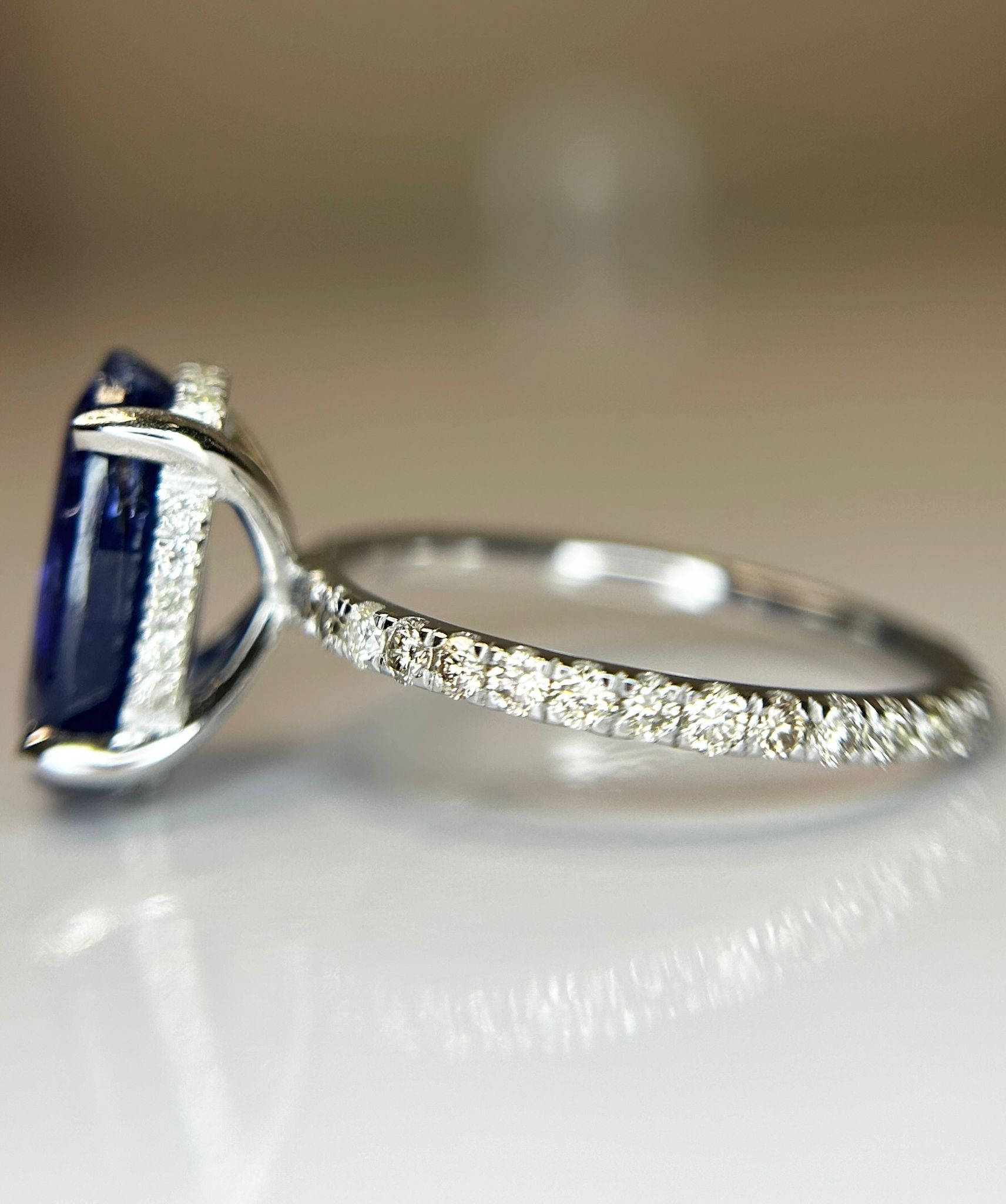 Beautiful 5.38 CT Natural Ceylon Royal Blue Sapphire Diamonds & 18k Gold