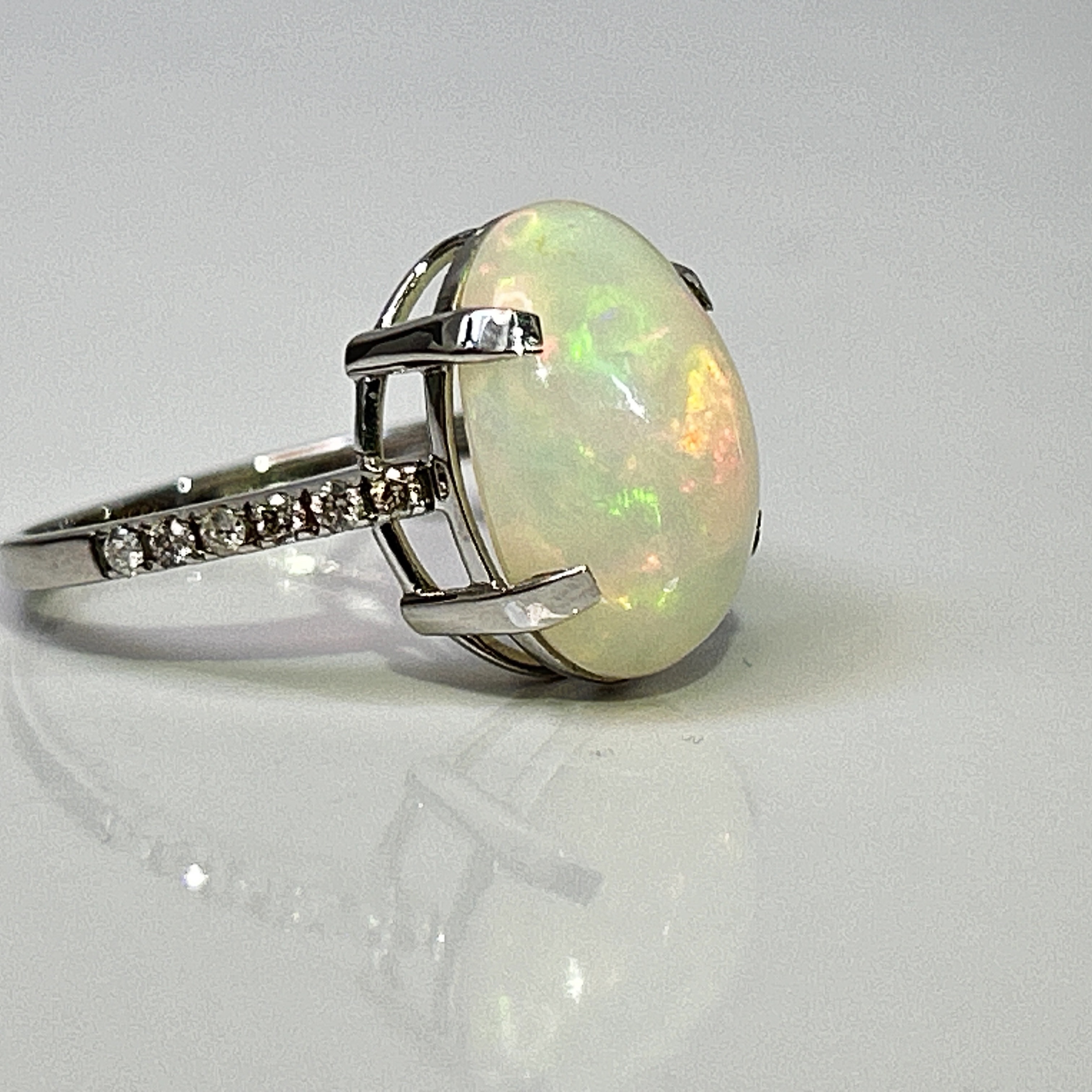Beautiful Natural Opal 3.86 CT Ring With Natural Diamond and 18k Gold