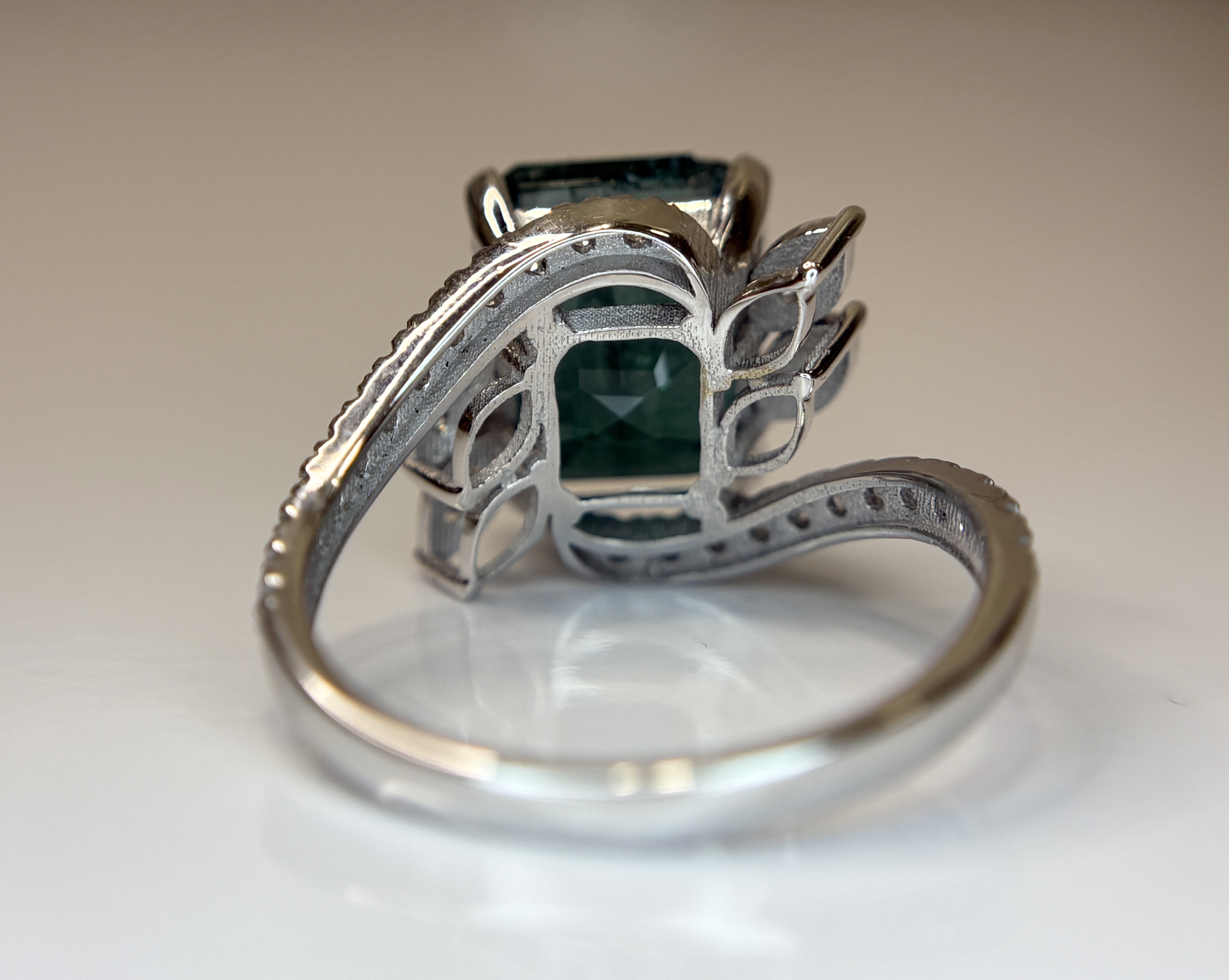 Beautiful 5.45 CT Natural Emerald With Natural Diamonds & 18k Gold