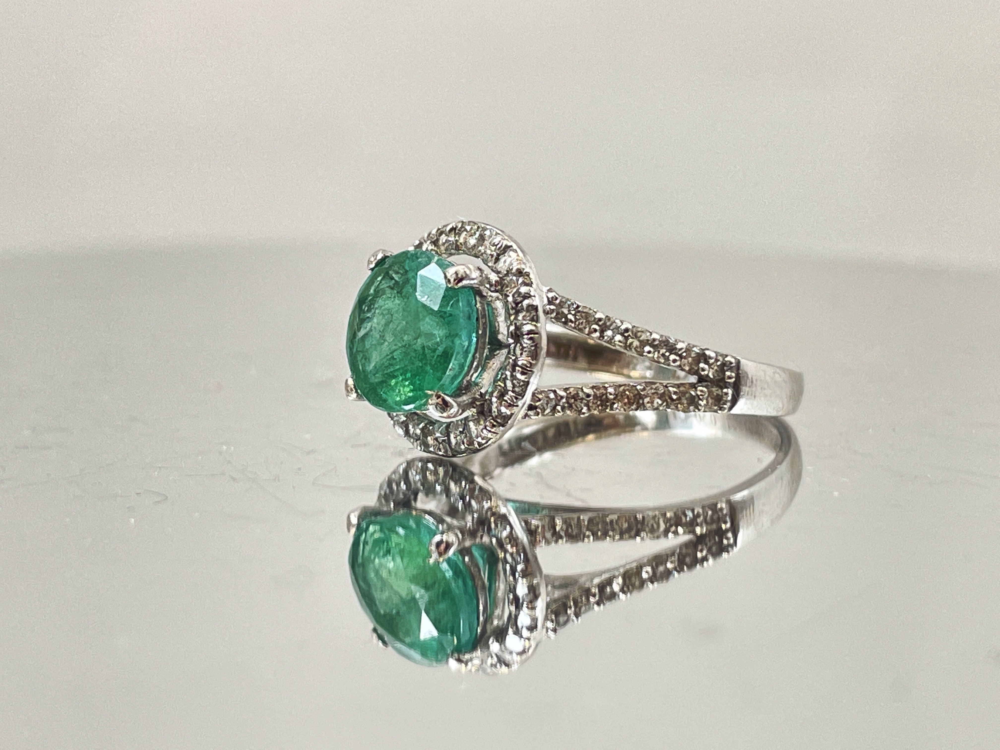 Beautiful 1.96Ct Natural Emerald With Natural Diamonds & 18k Gold