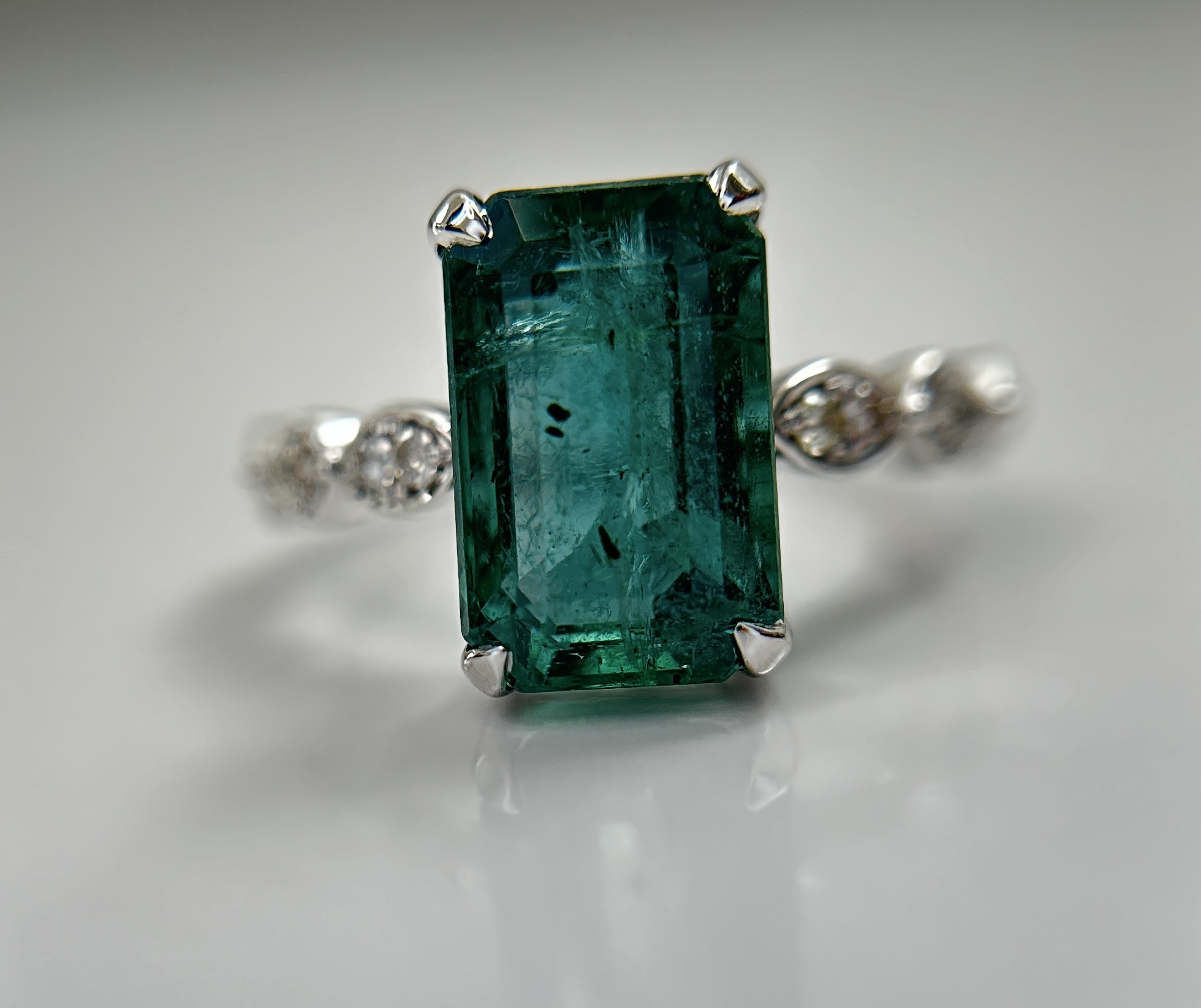 Beautiful Natural Emerald 3.97CT With Natural Diamonds & 18k Gold