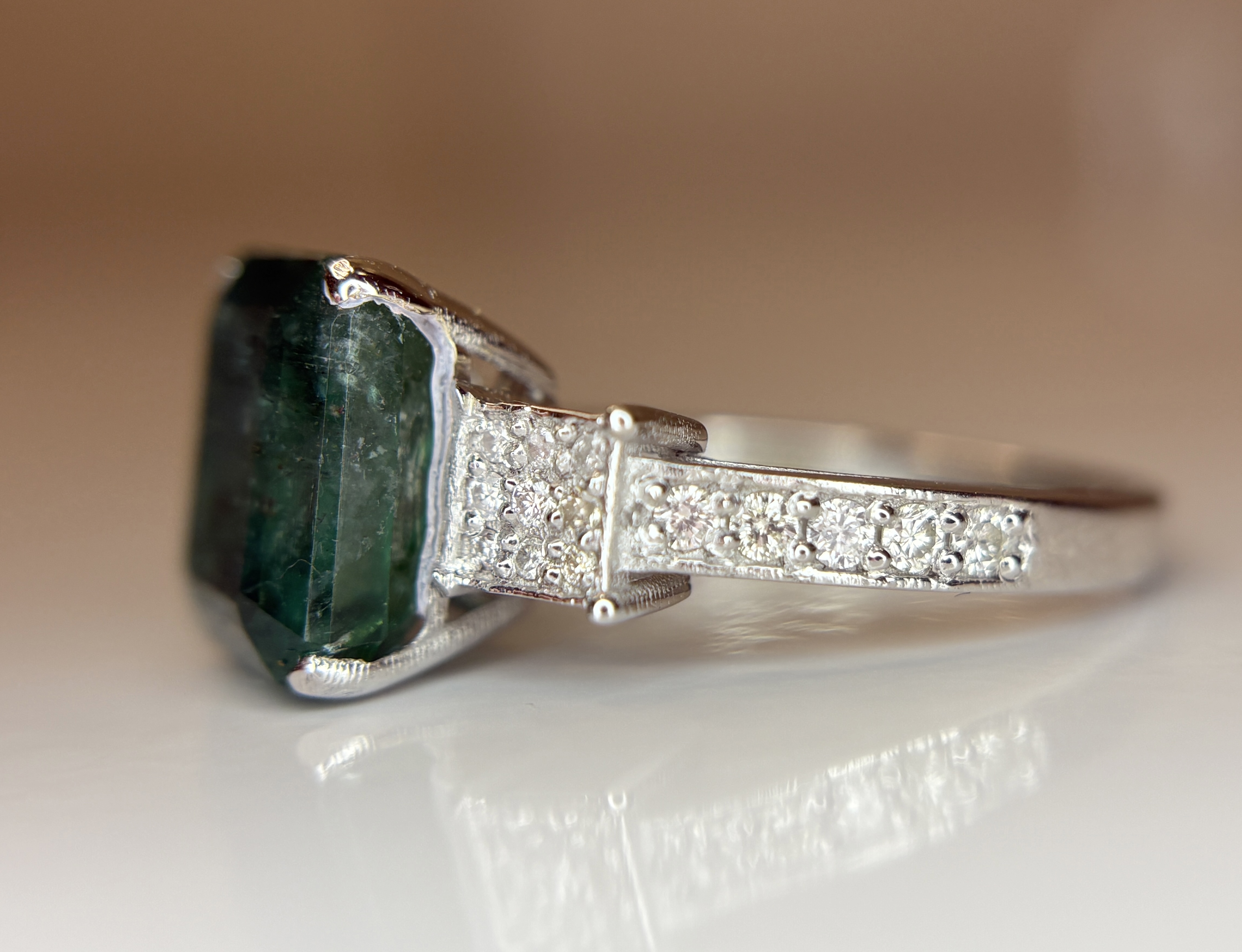 Beautiful 4.49 CT Natural Emerald With Natural Diamonds & 18k Gold