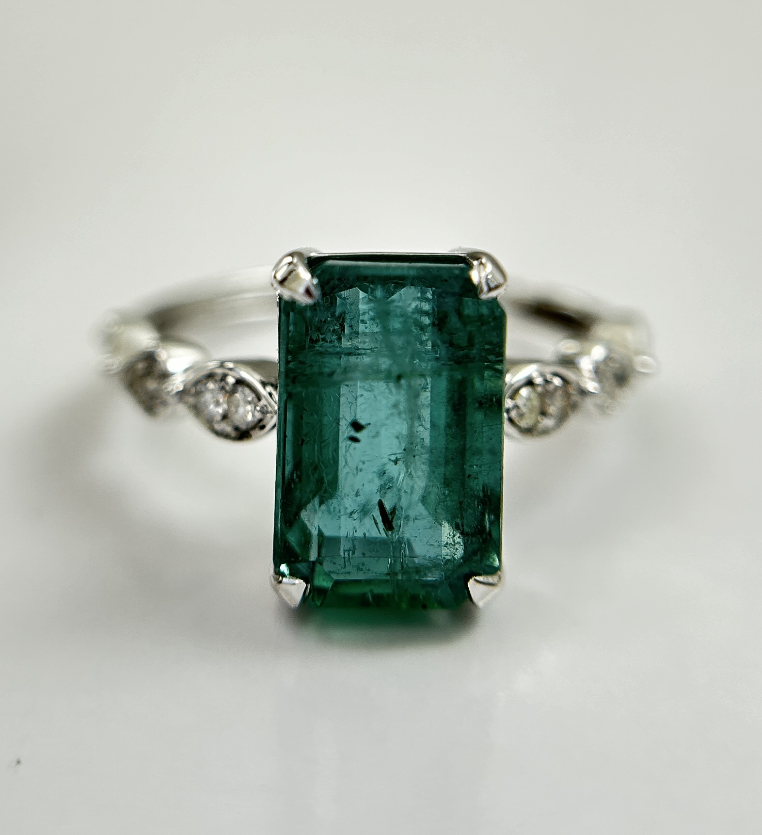 Beautiful Natural Emerald 3.97CT With Natural Diamonds & 18k Gold