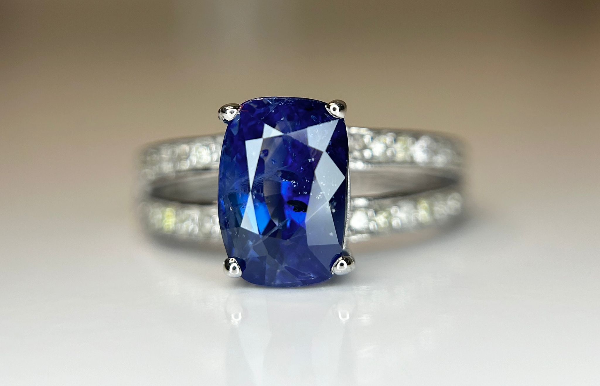 Beautiful 3.16 CT Natural Ceylon Cornflour Blue Sapphire Diamonds & 18k Gold