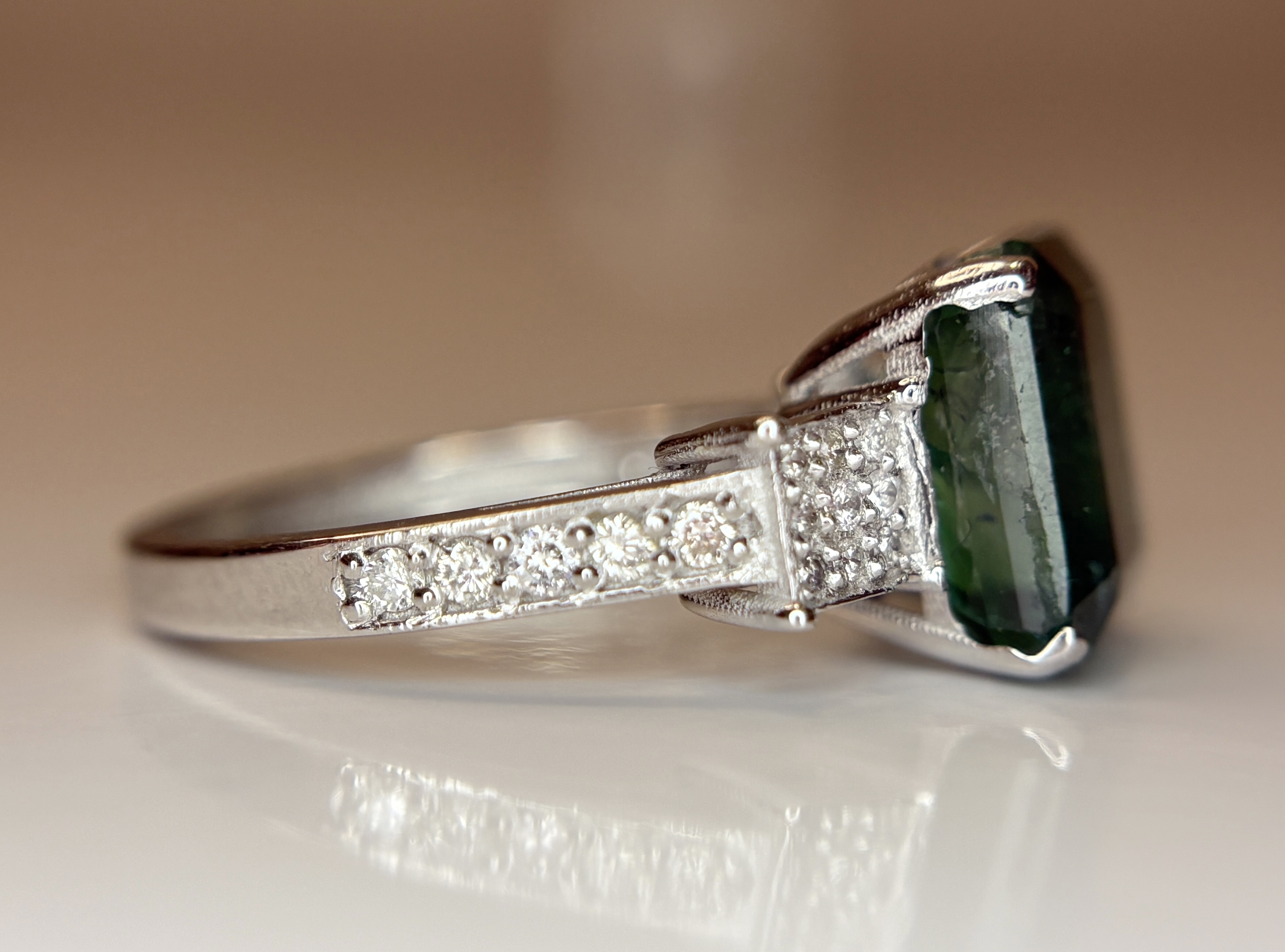 Beautiful 4.49 CT Natural Emerald With Natural Diamonds & 18k Gold